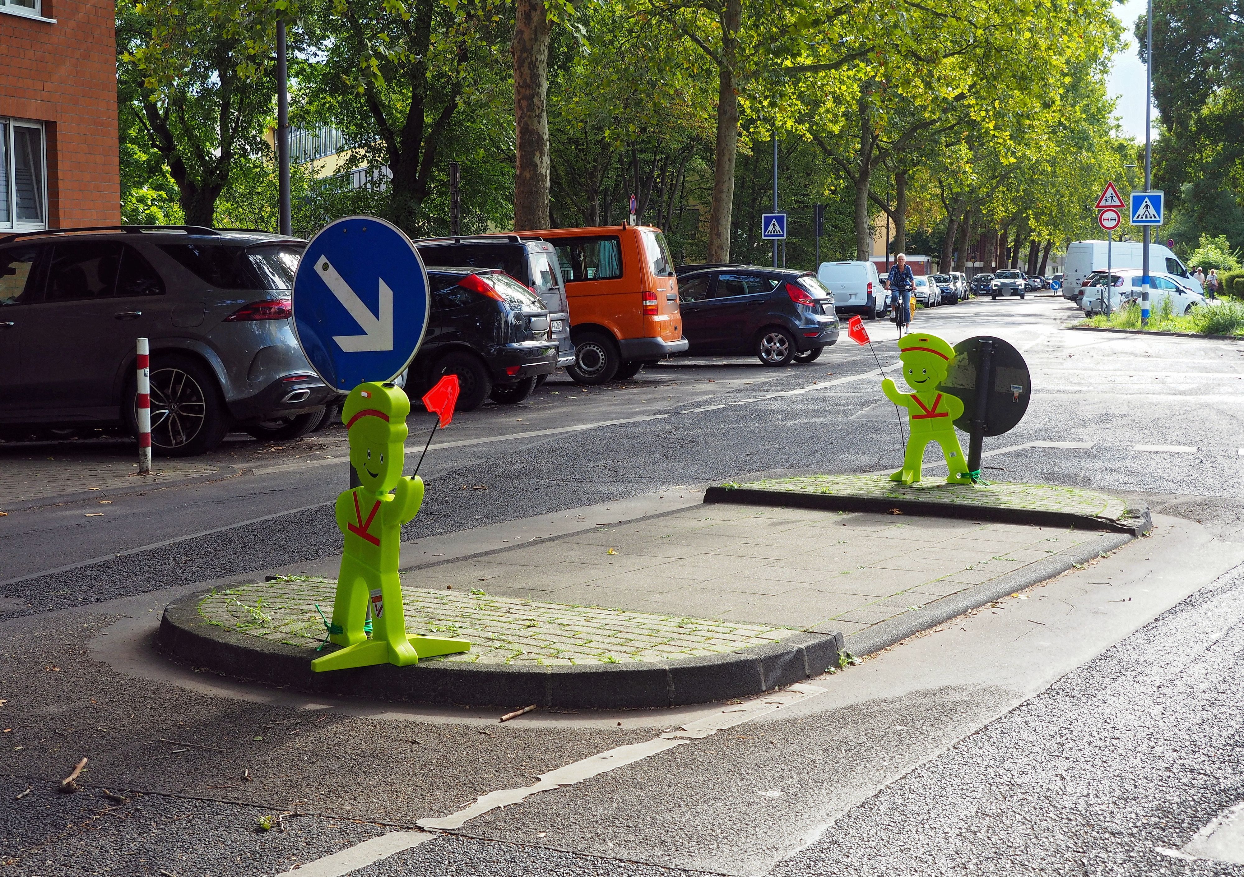 Die neuen „Safety Guys“ vor der Nikolausschule in Zollstock.