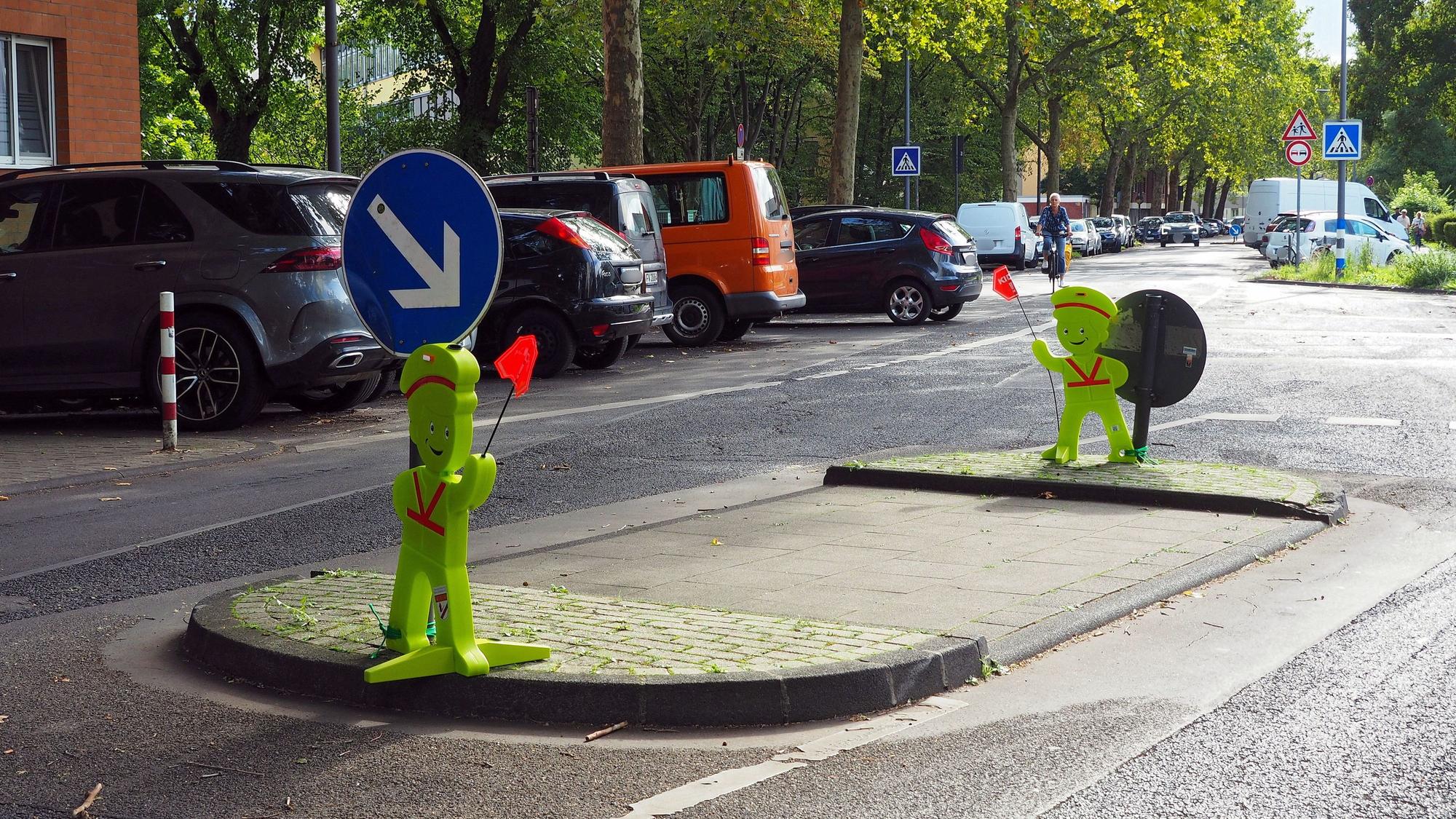 Die neuen „Safety Guys“ vor der Nikolausschule in Zollstock.