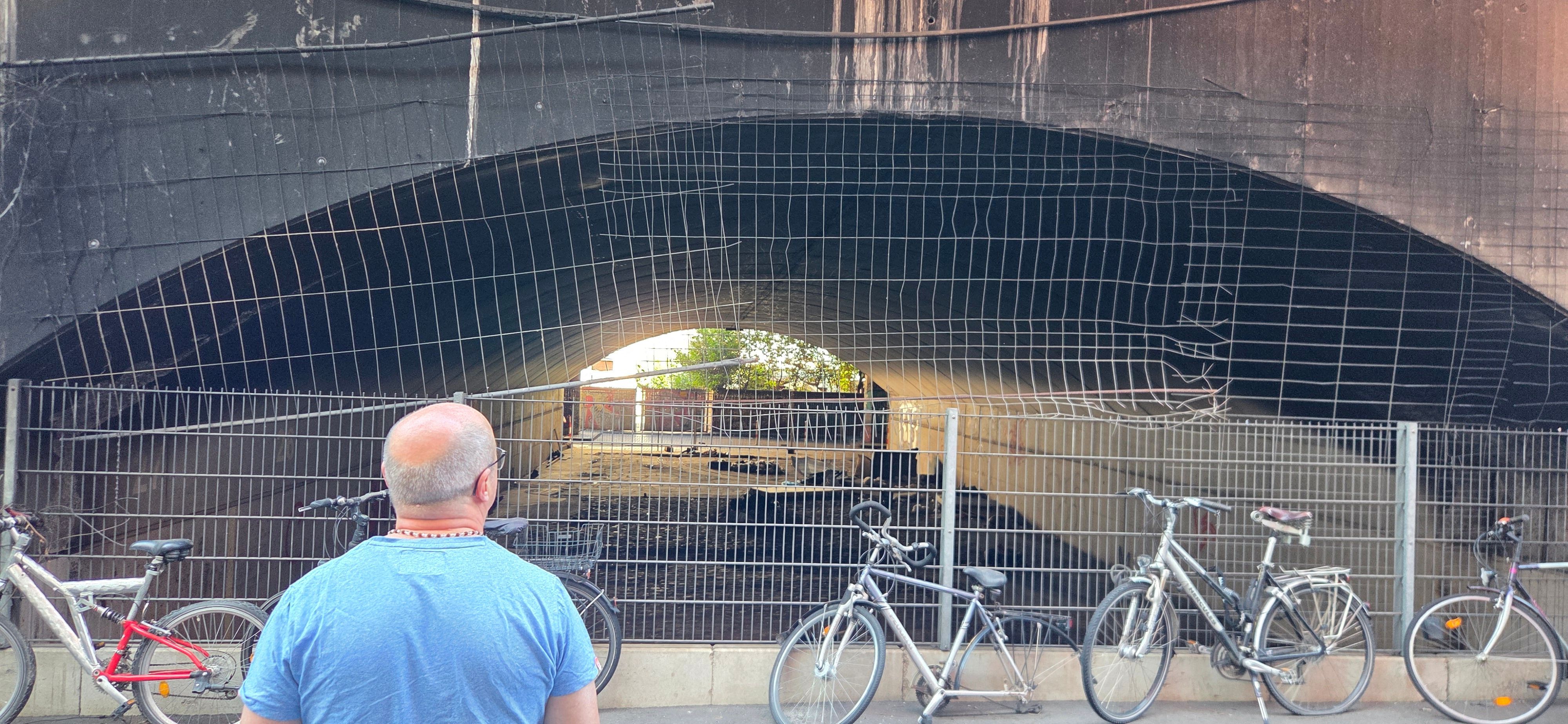 An einem der Bahnbögen am Eigelstein sind noch Brandspuren zu sehen.