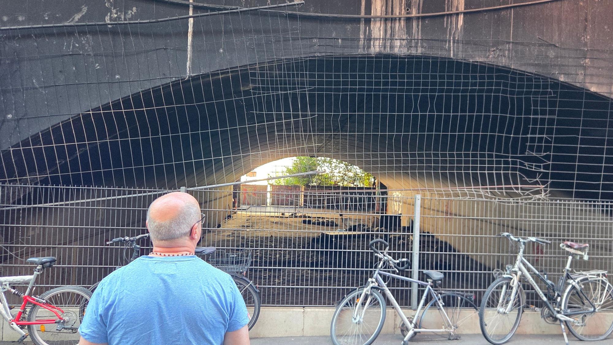An einem der Bahnbögen am Eigelstein sind noch Brandspuren zu sehen.