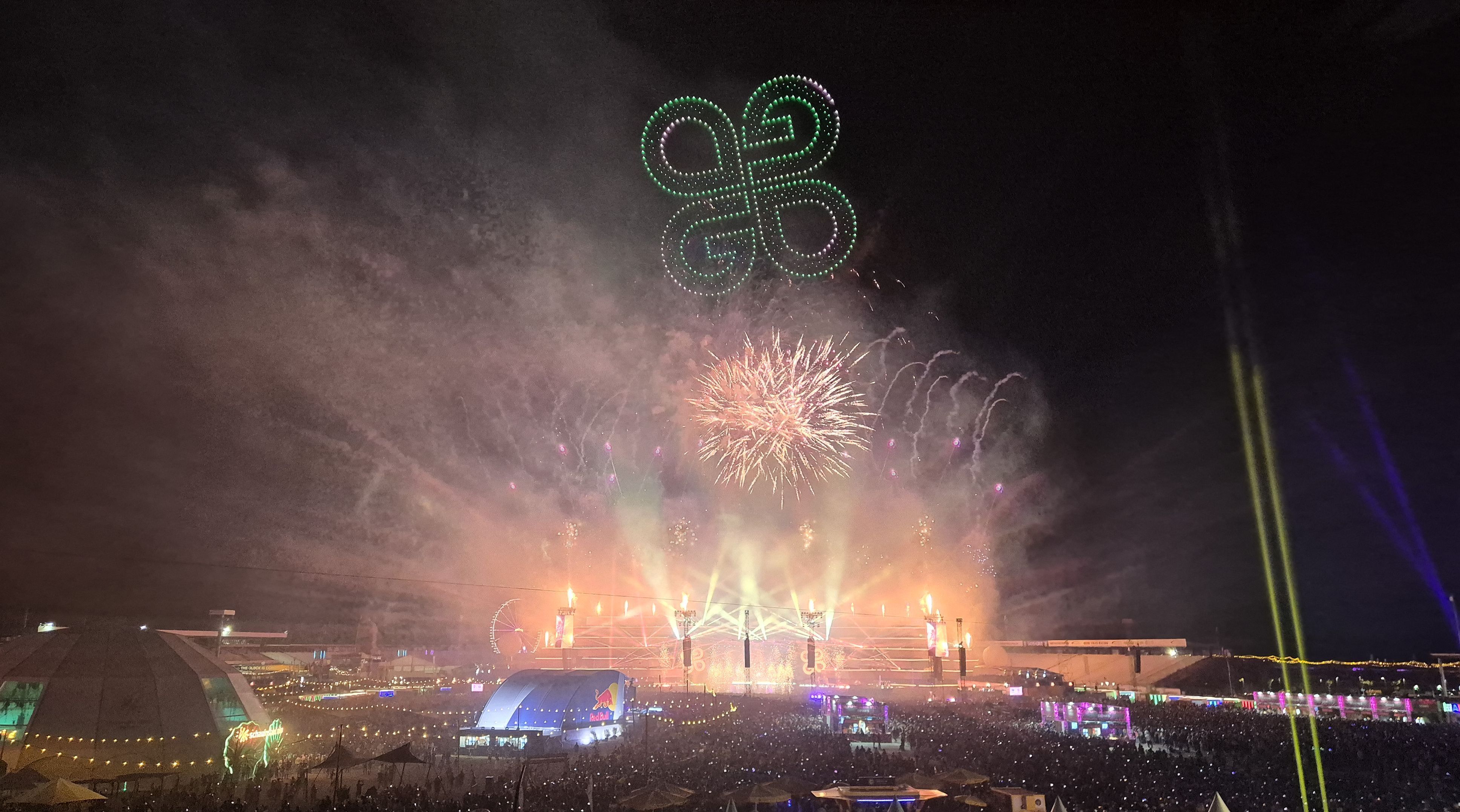 Drohnen zeigten während des Closing Rituals das Logo des Glücksgefühle-Festivals.