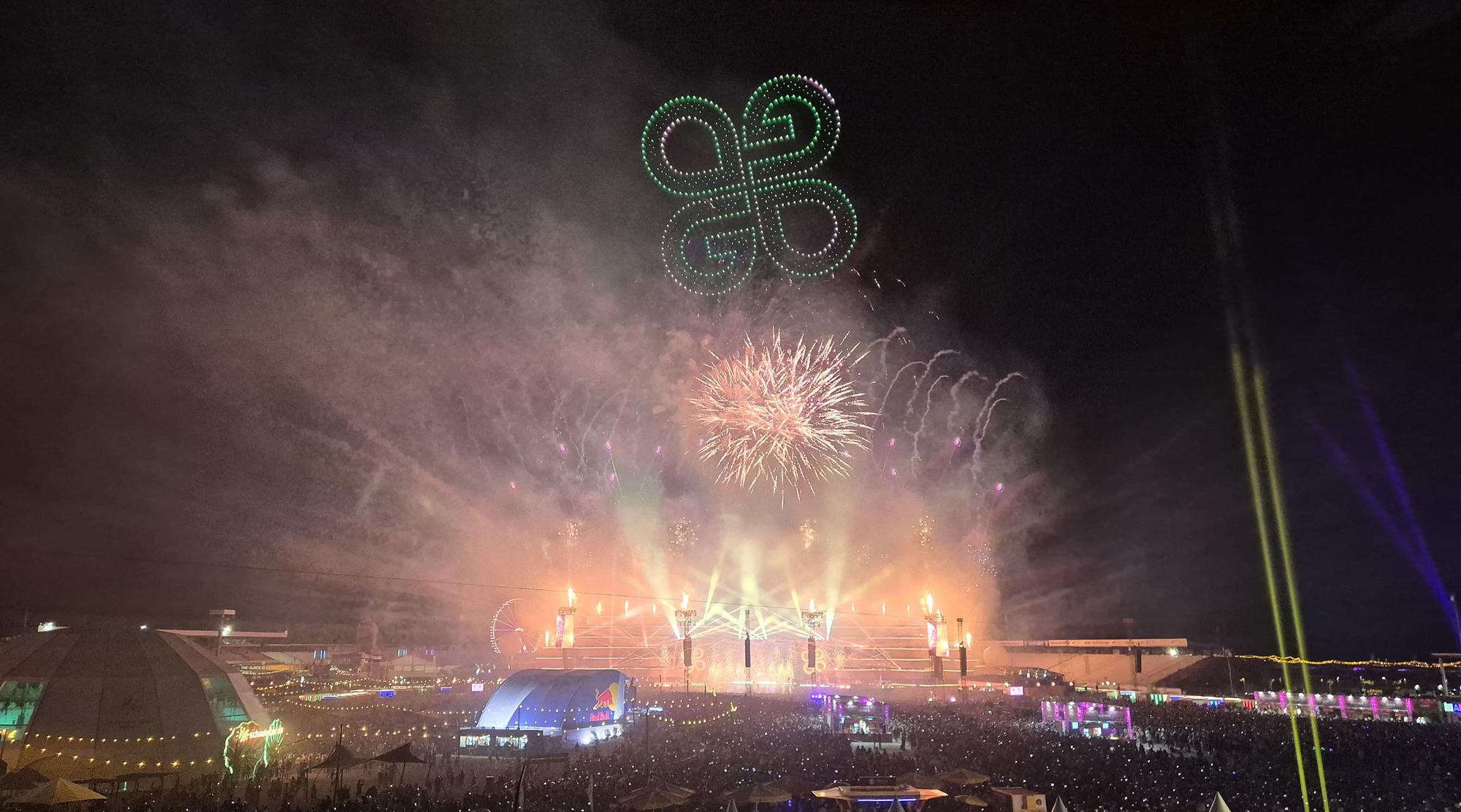 Drohnen zeigten während des Closing Rituals das Logo des Glücksgefühle-Festivals.