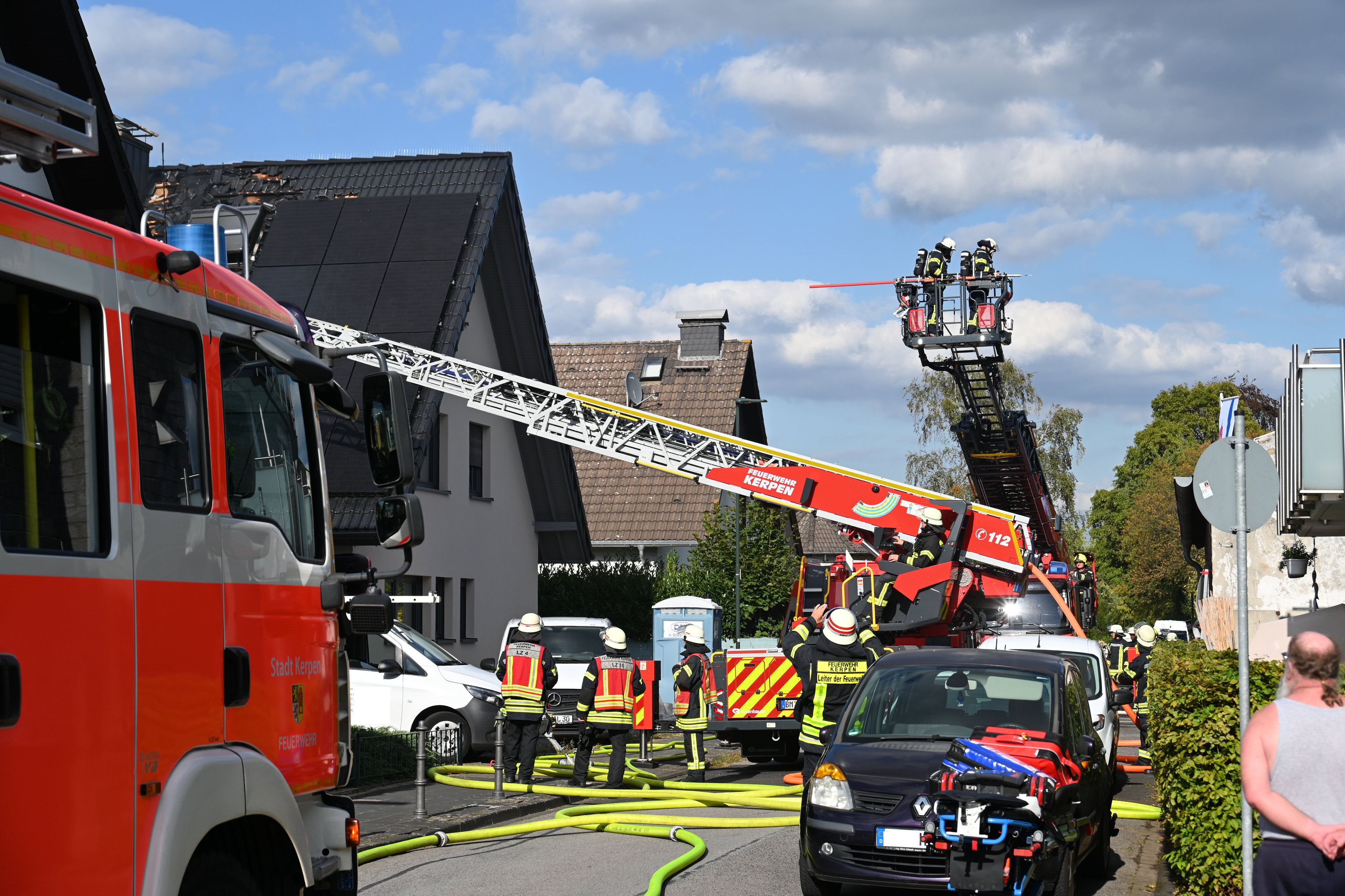 Mit einem Großaufgebot war die Feuerwehr in Kerpen-Mödrath im Einsatz. Im Dachstuhl eines Einfamilienhauses war ein Feuer ausgebrochen.
