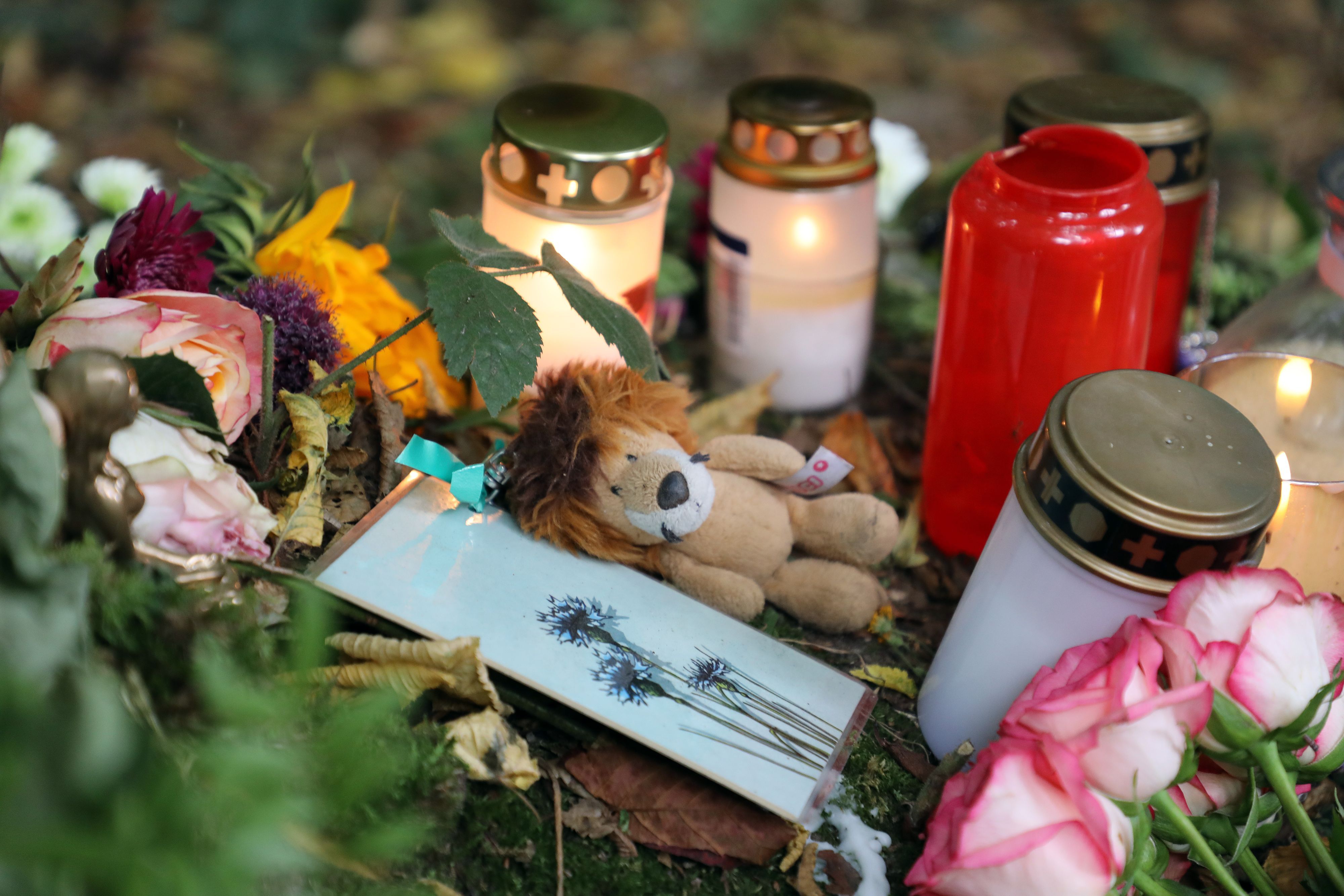Ein Stofftier, Kerzen udn Blumen an der Unfallstelle im Dürschtal.