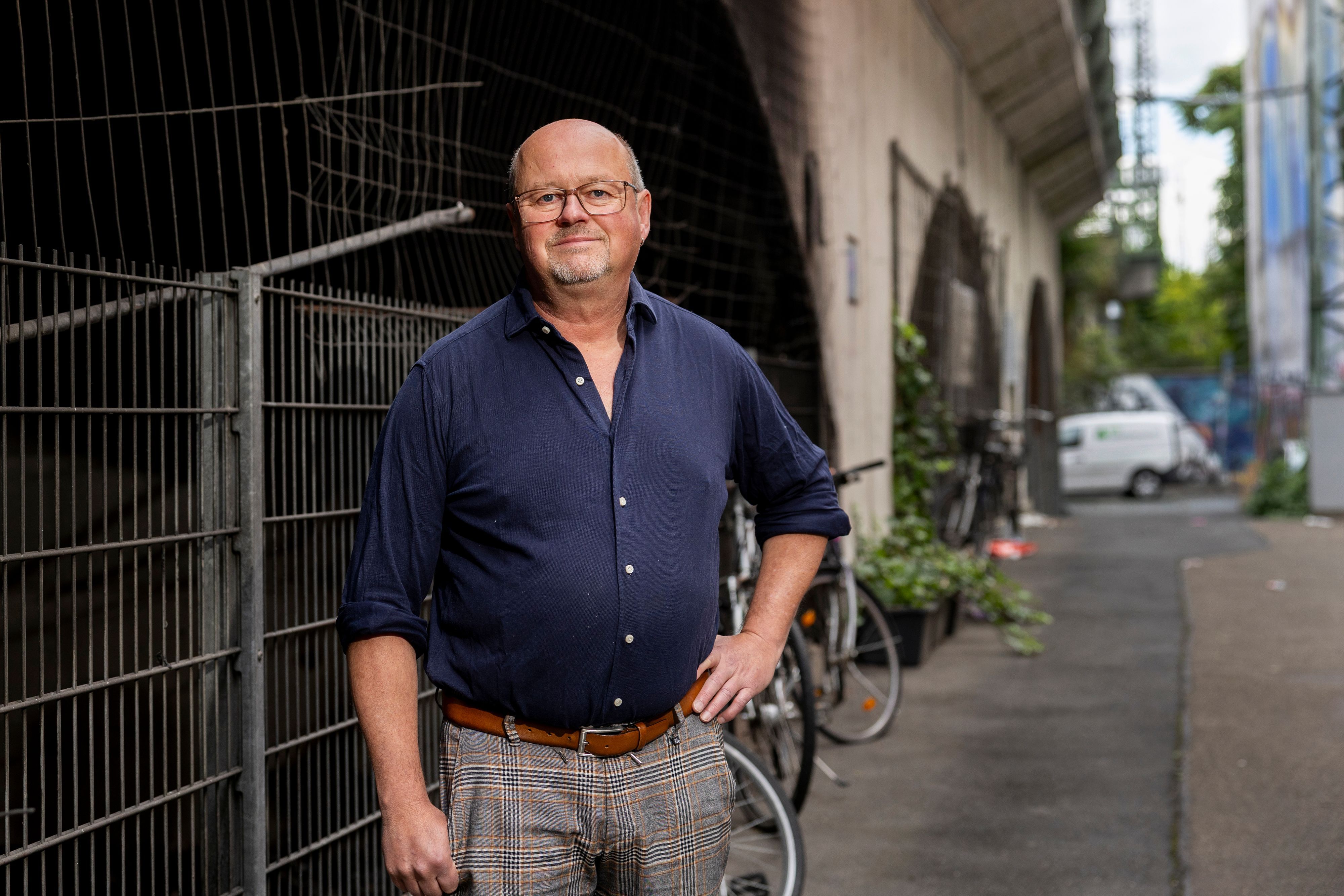 Anwohner Joerg Bremen vor den Bahnbögen am Eigelstein