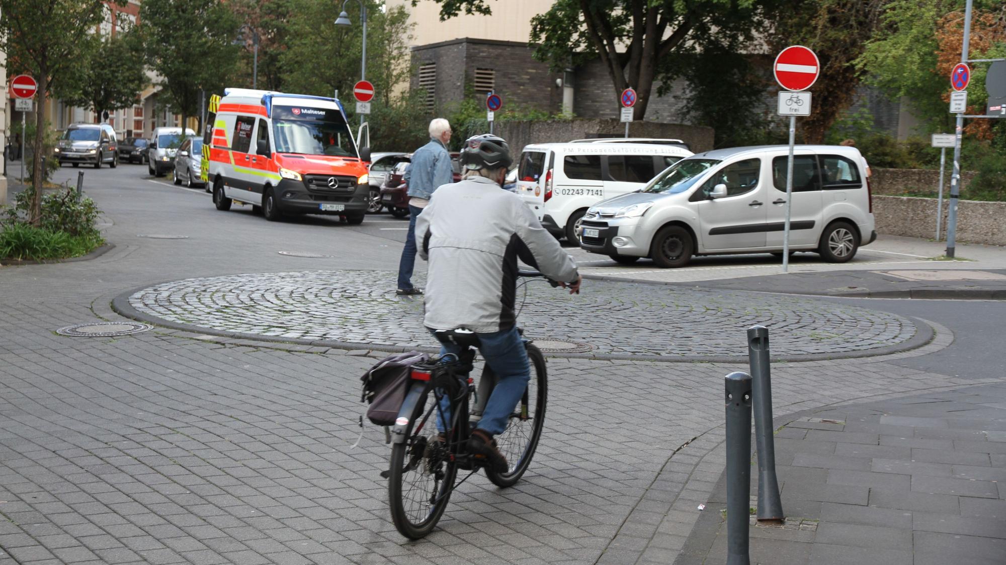 Radfahren in Siegburg: Der ADFC kritisiert gefährliche Aufpflasterungen wie hier an der Ringstraße