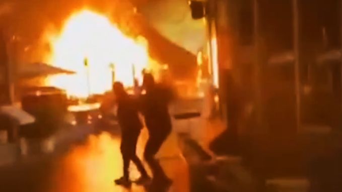 Ein Screenshot aus einem in den sozialen Netzwerken kursierenden Video soll eine Explosion am Hafen von Sotschi zeigen.