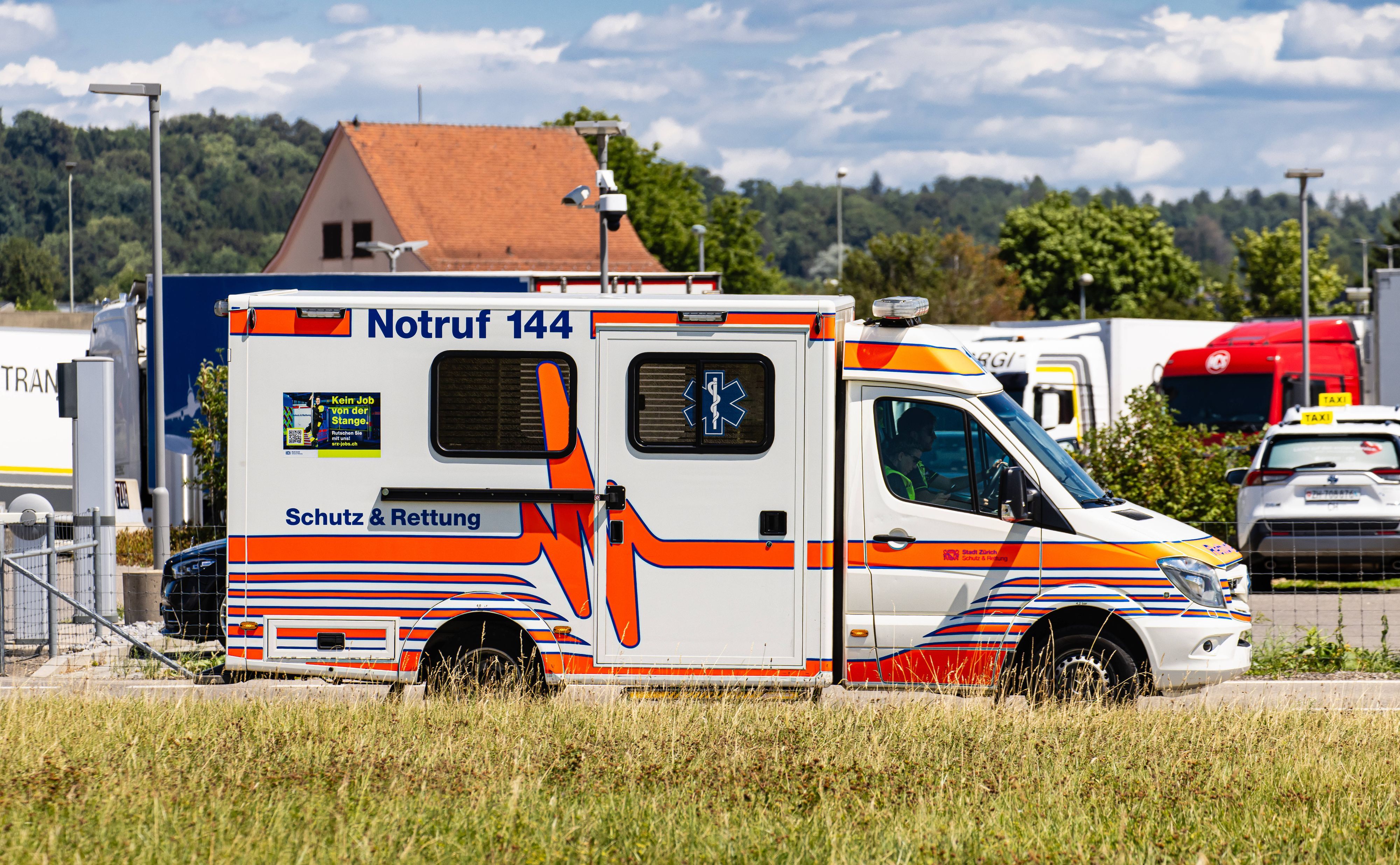 Rettungswagen in der Schweiz im Einsatz.