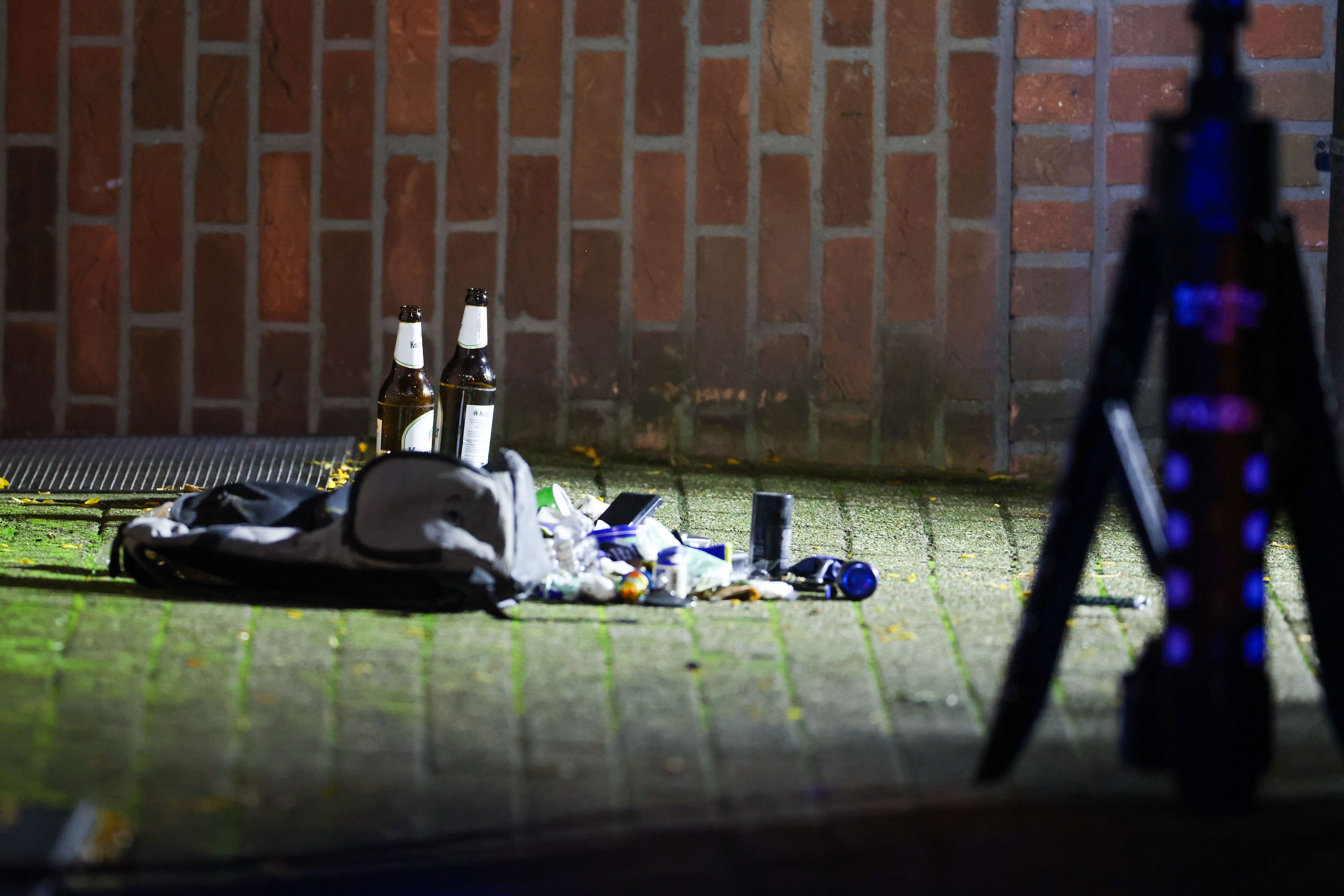 2 Bierflaschen, ein Rucksack und Kleinteile, die dem angeschossenen Mann gehören sollen, liegen im abgesperrten Bereich des Tatorts.