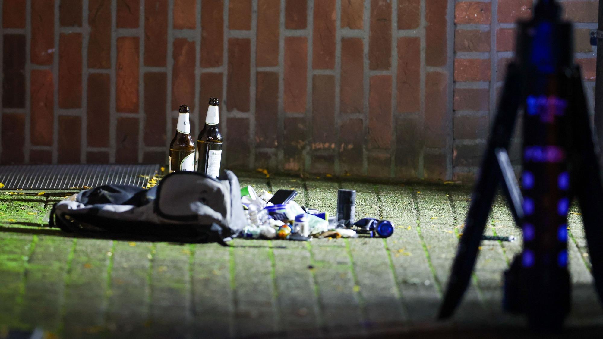 2 Bierflaschen, ein Rucksack und Kleinteile, die dem angeschossenen Mann gehören sollen, liegen im abgesperrten Bereich des Tatorts.