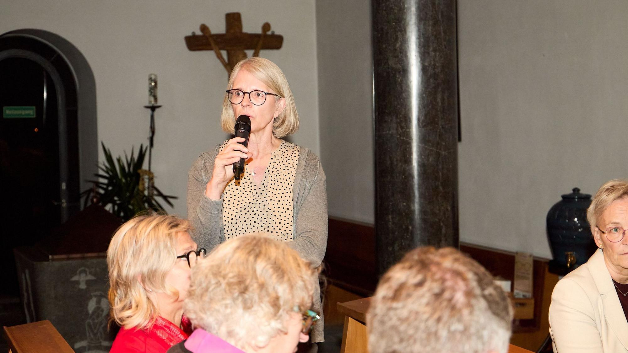 Dr. Ursula Seeger spricht ins Mikrofon.
