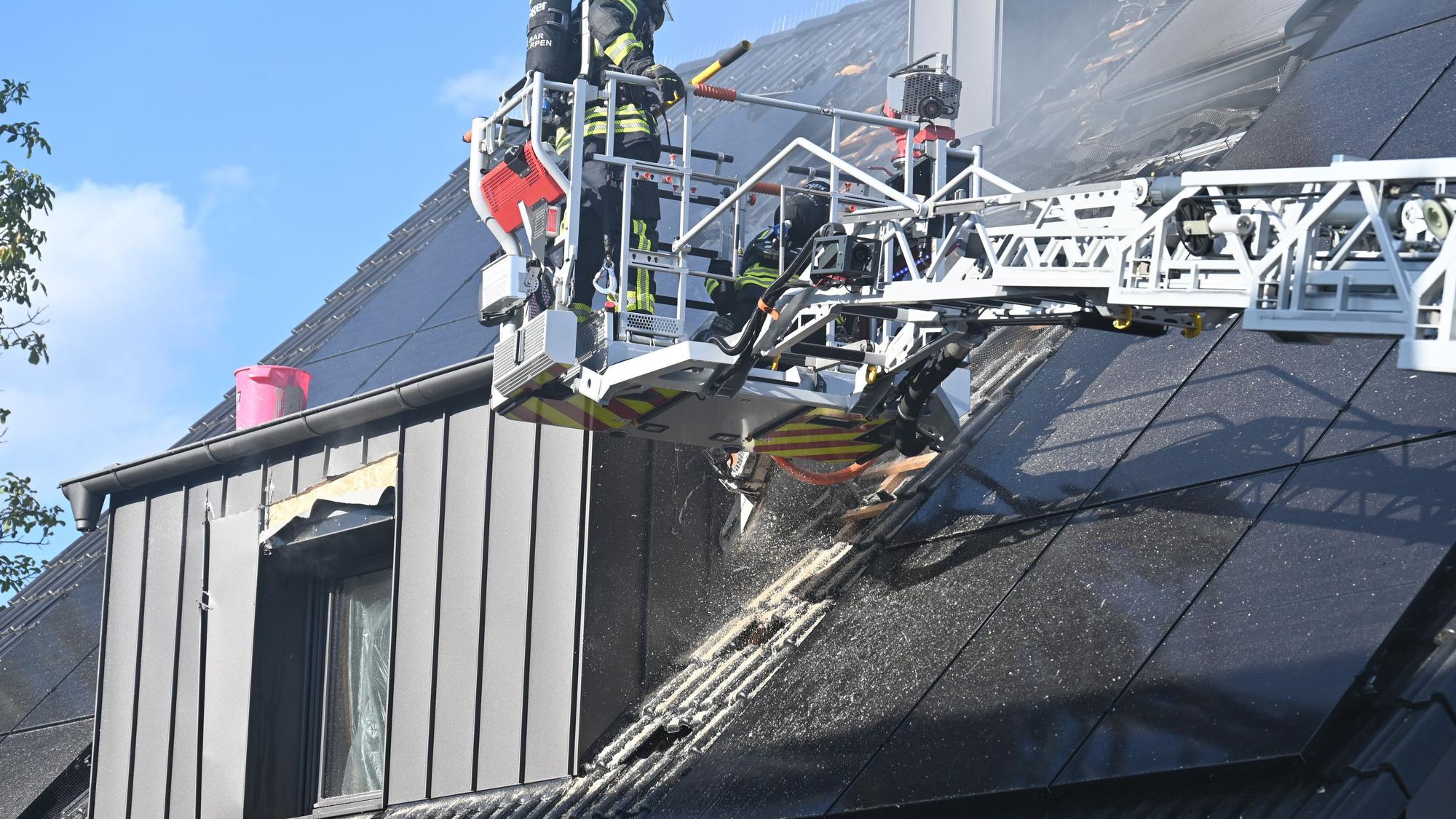 Die Löscharbeiten gestalteten sich als schwierig. Unter der Photovoltaik-Anlage saßen Brandnester.