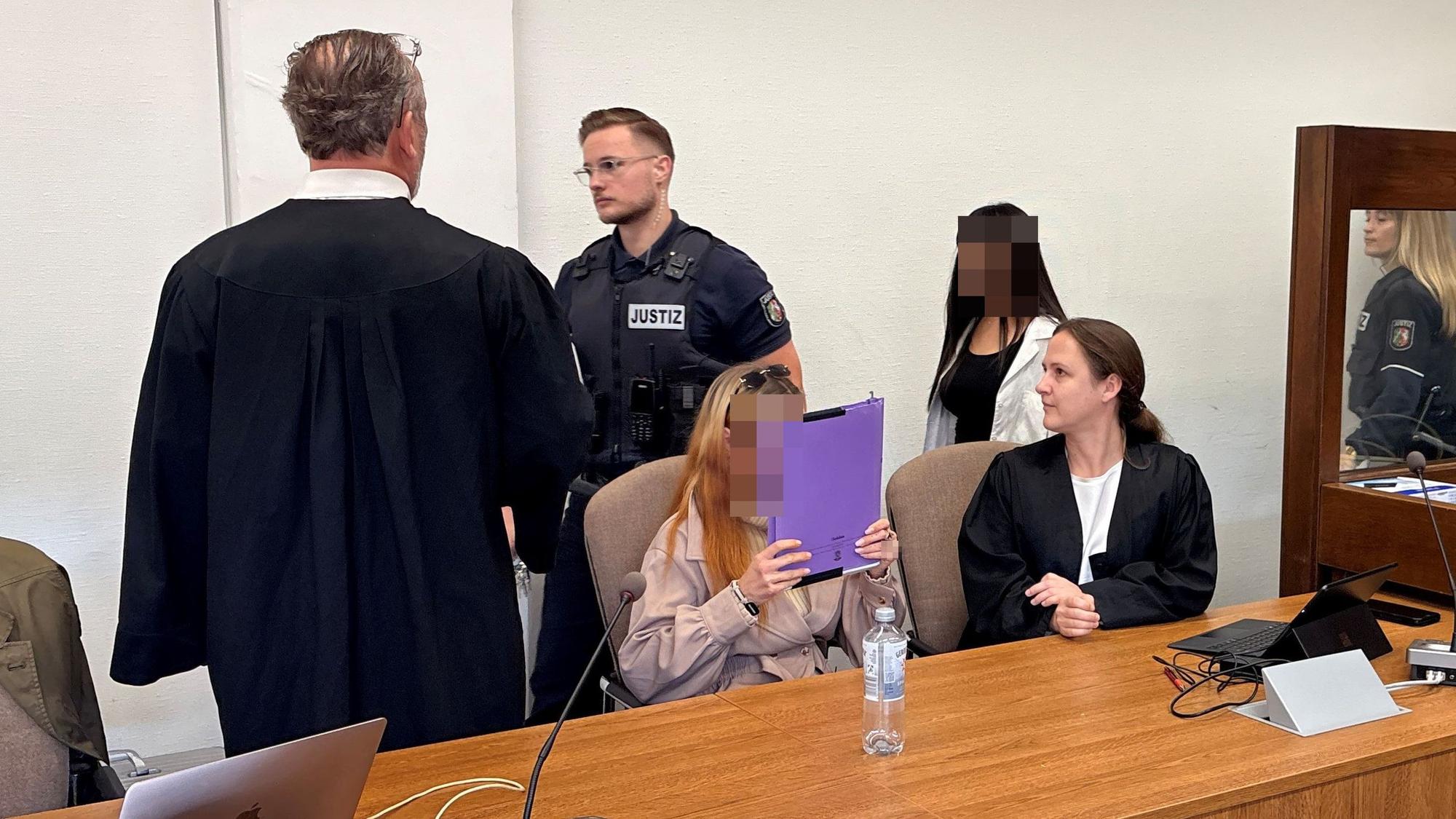 Die beiden angeklagten Frauen mit Verteidiger Goran Bronisch und Verteidigerin Christina Offermanns beim Prozessauftakt im Kölner Landgericht