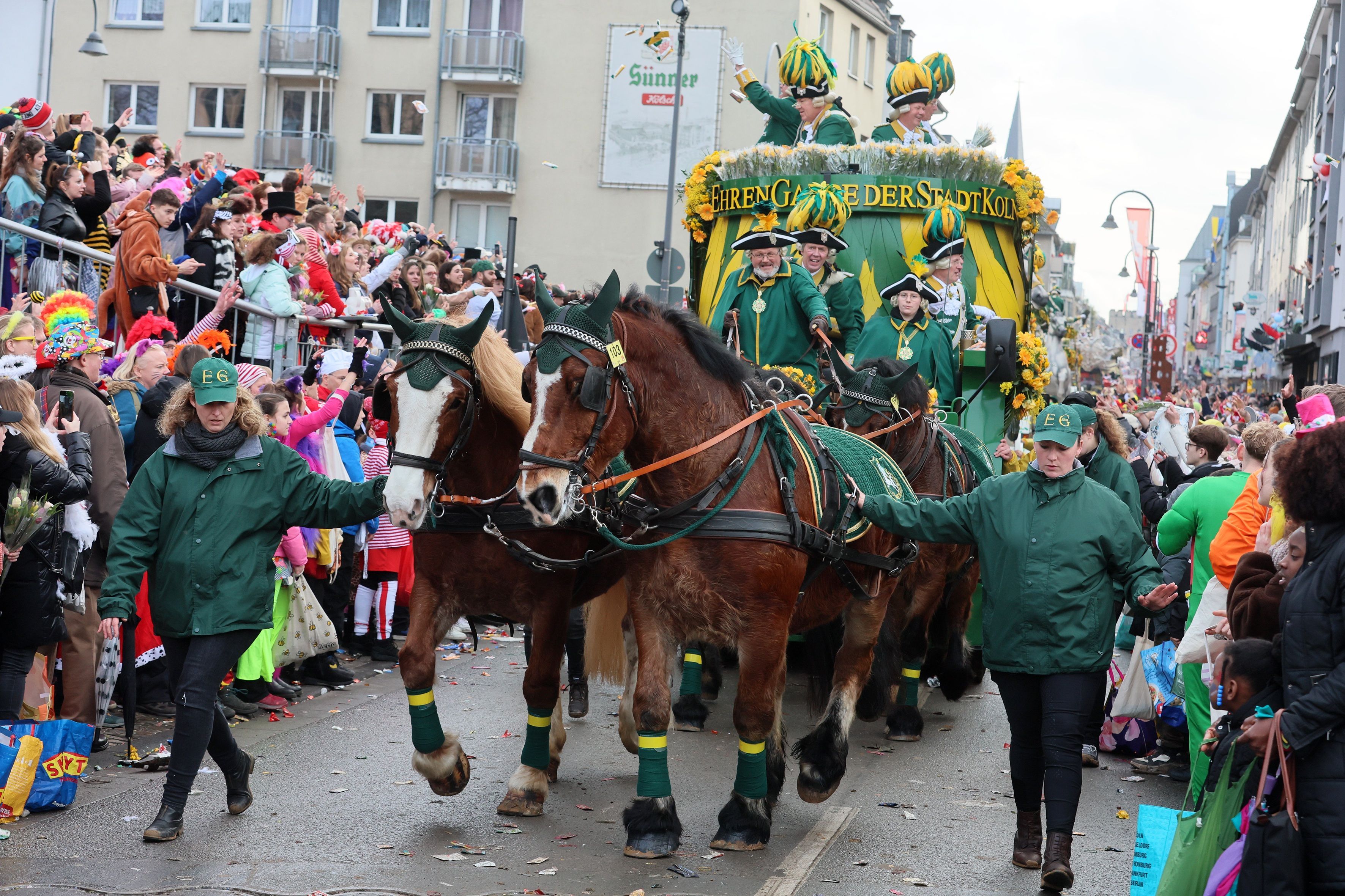 Ein Pferdegespann der Ehrengarde auf der Severinstraße beim Rosenmontagszug 2024.