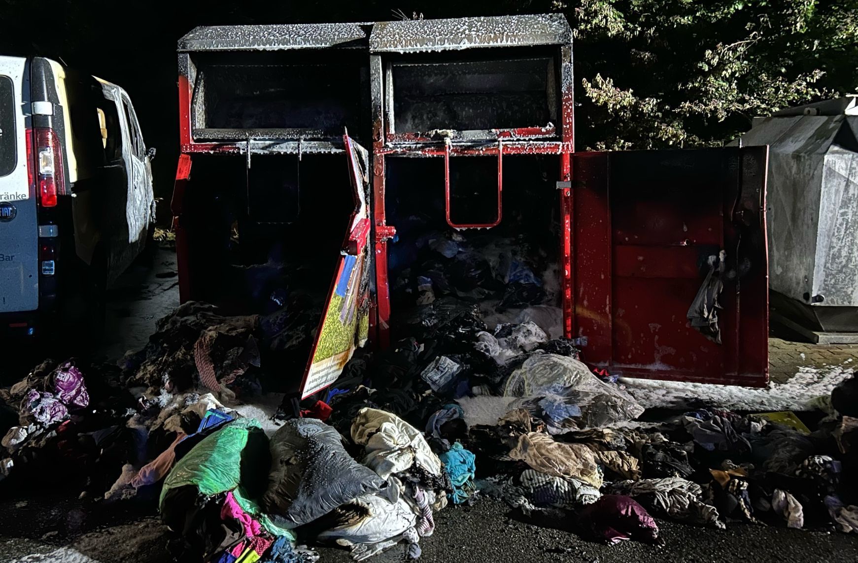 Total ausgebrannt sind die Altkleidercontainer nach der laut Polizei vorsätzlichen Brandstiftung in Overath-Steinenbrück.