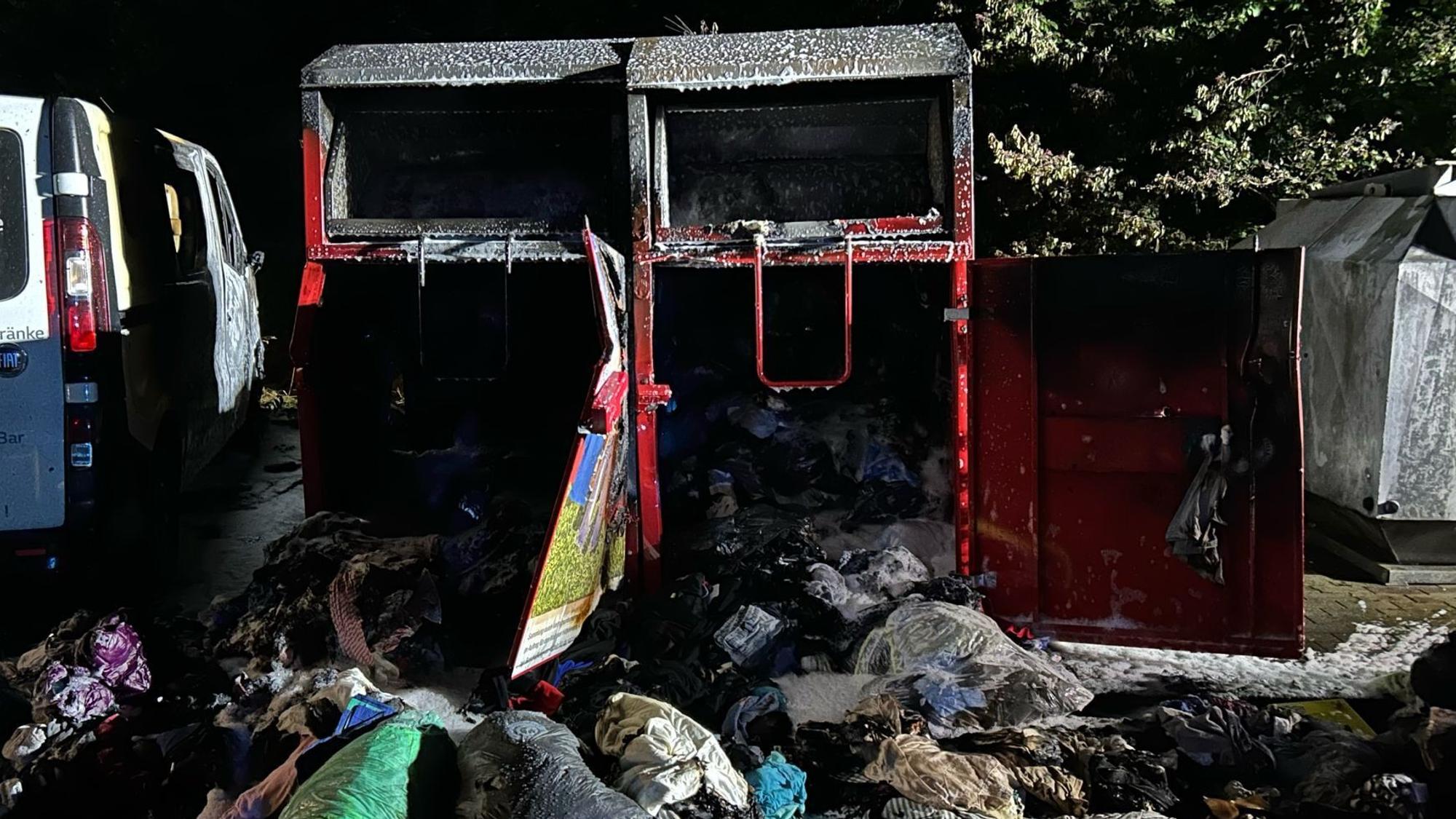 Total ausgebrannt sind die Altkleidercontainer nach der laut Polizei vorsätzlichen Brandstiftung in Overath-Steinenbrück.