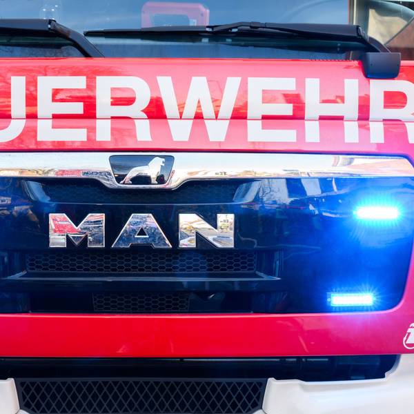 Blaulichter leuchten an einer Einsatzstelle an einem Löschfahrzeug der Feuerwehr.