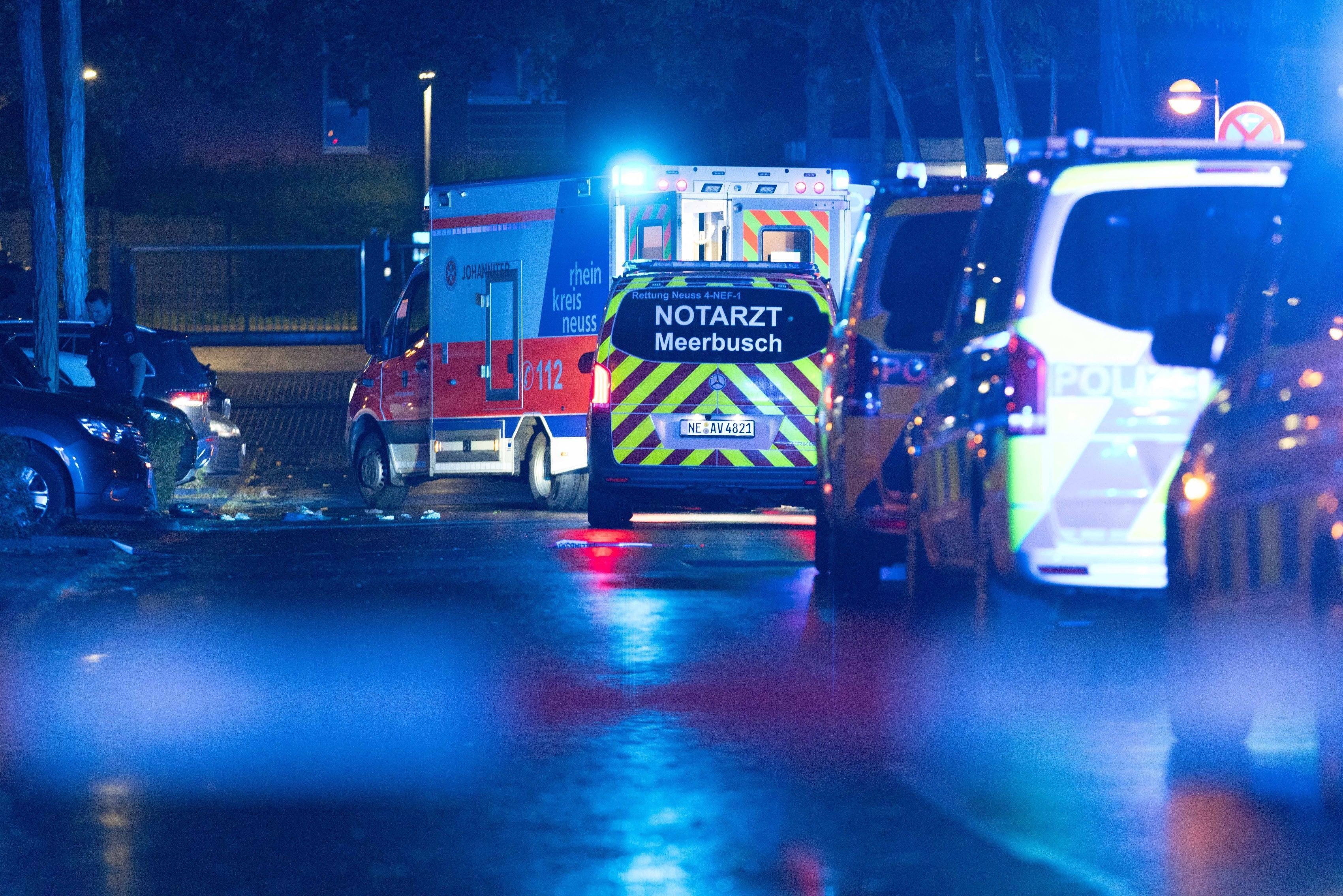 Einsatzkräfte parken in unmittelbarer Nähe zur Polizeiwache Meerbusch, nachdem es hier zu einem Schusswaffengebrauch gekommen ist.