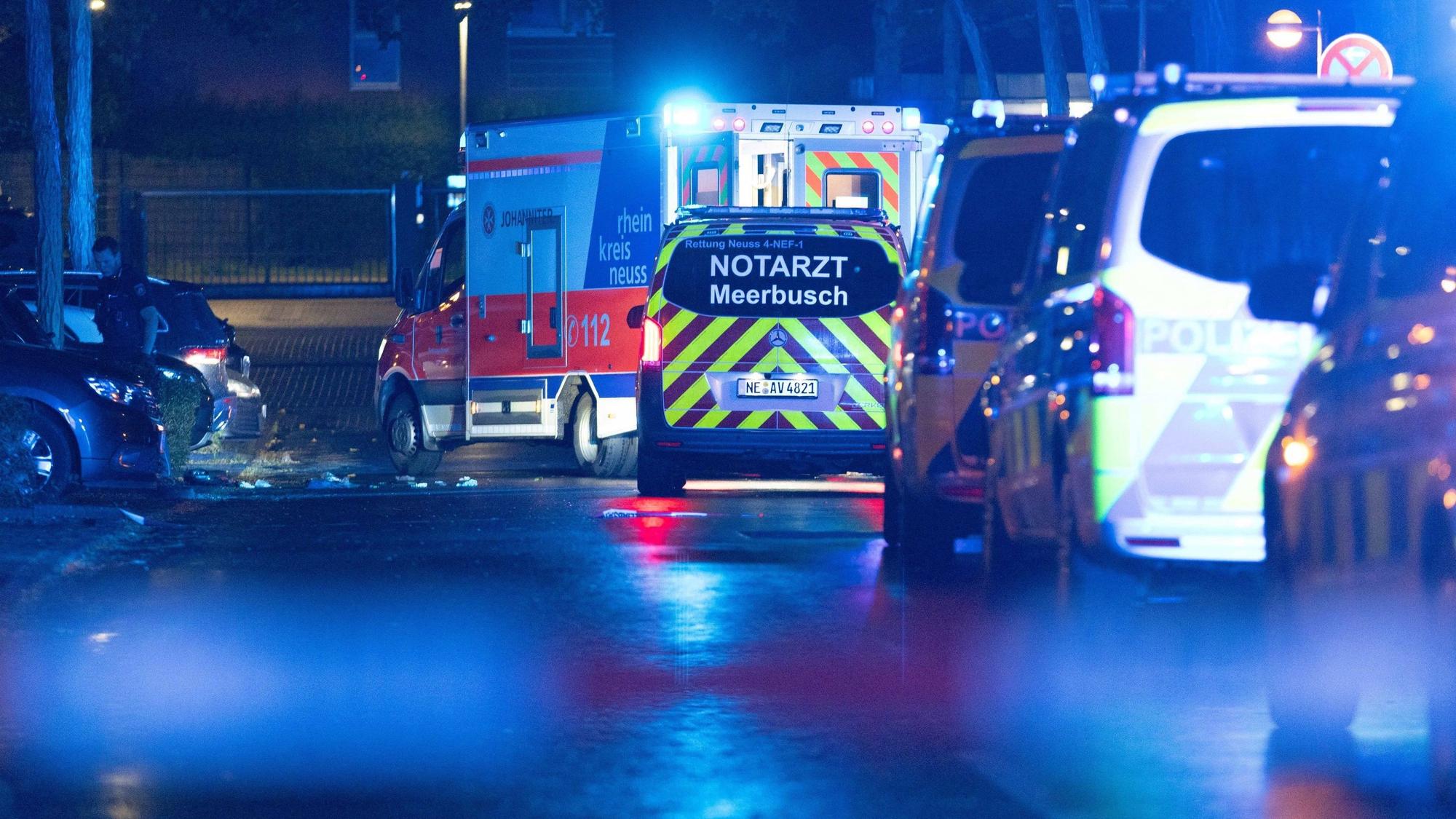 Einsatzkräfte parken in unmittelbarer Nähe zur Polizeiwache Meerbusch, nachdem es hier zu einem Schusswaffengebrauch gekommen ist.