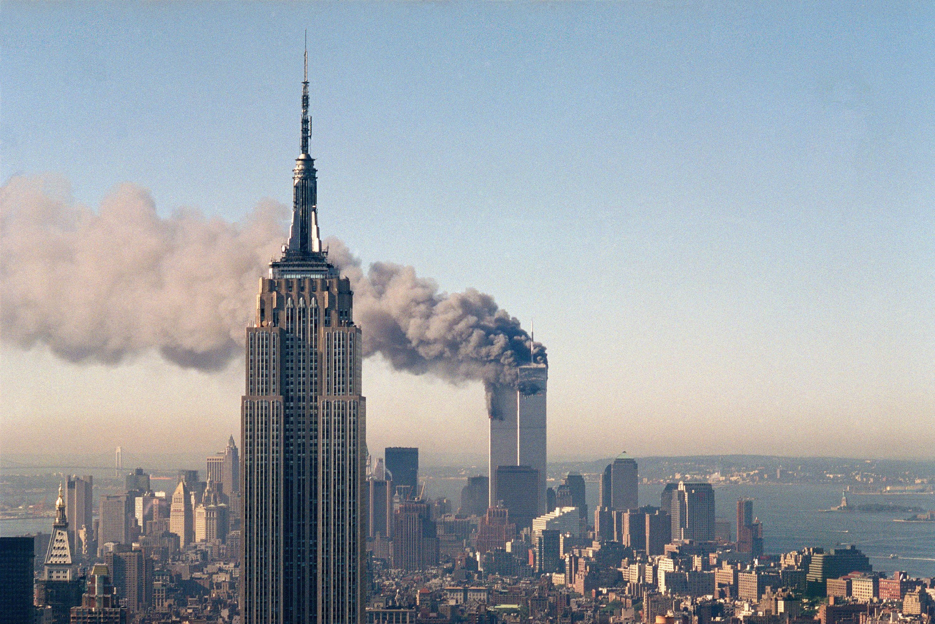 Die Zwillingstürme des World Trade Centers brennen hinter dem Empire State Building. Fast 3000 Menschen kamen durch die verheerenden Attacken vor 25 Jahren ums Leben.