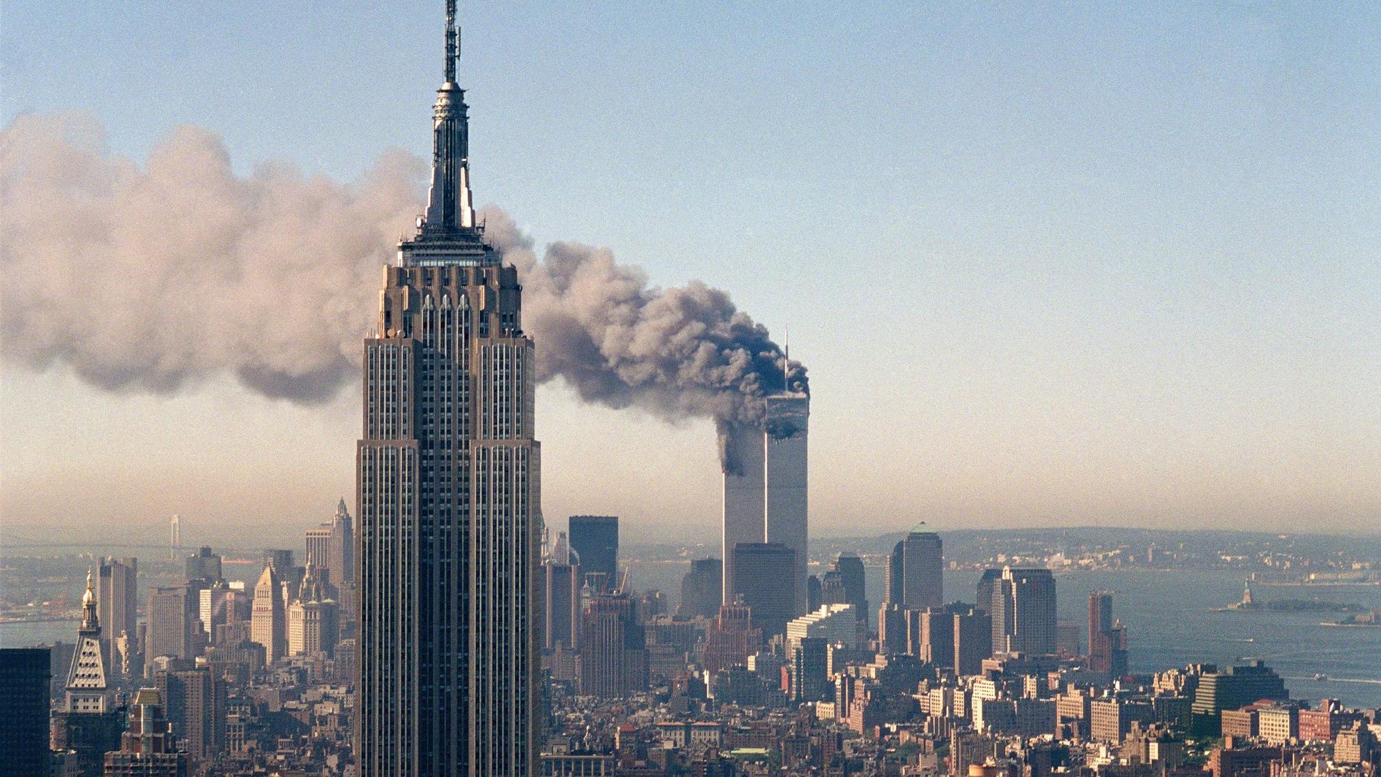Die Zwillingstürme des World Trade Centers brennen hinter dem Empire State Building. Fast 3000 Menschen kamen durch die verheerenden Attacken vor 25 Jahren ums Leben.