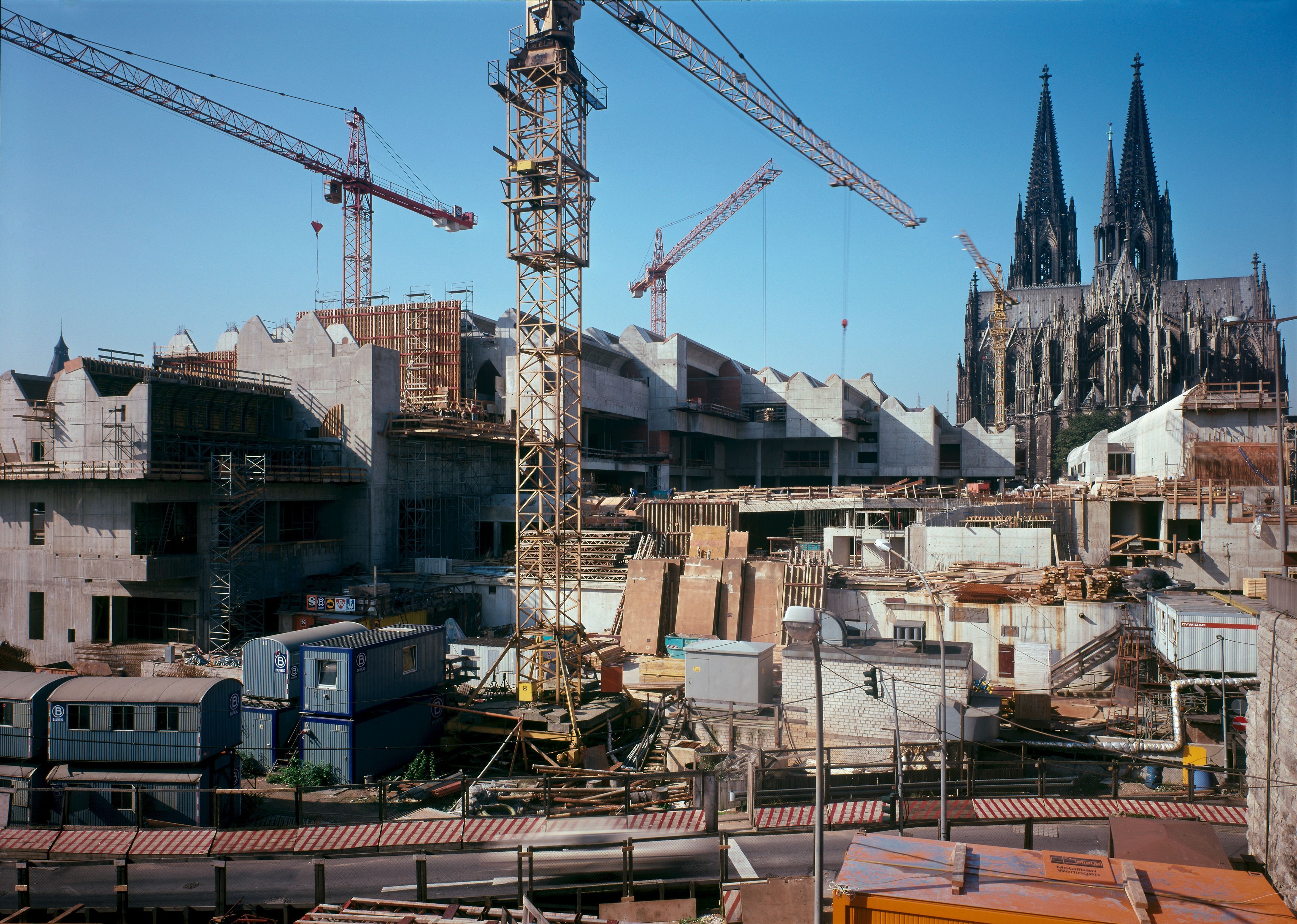 Baukräne stehen in einer Baugrube.