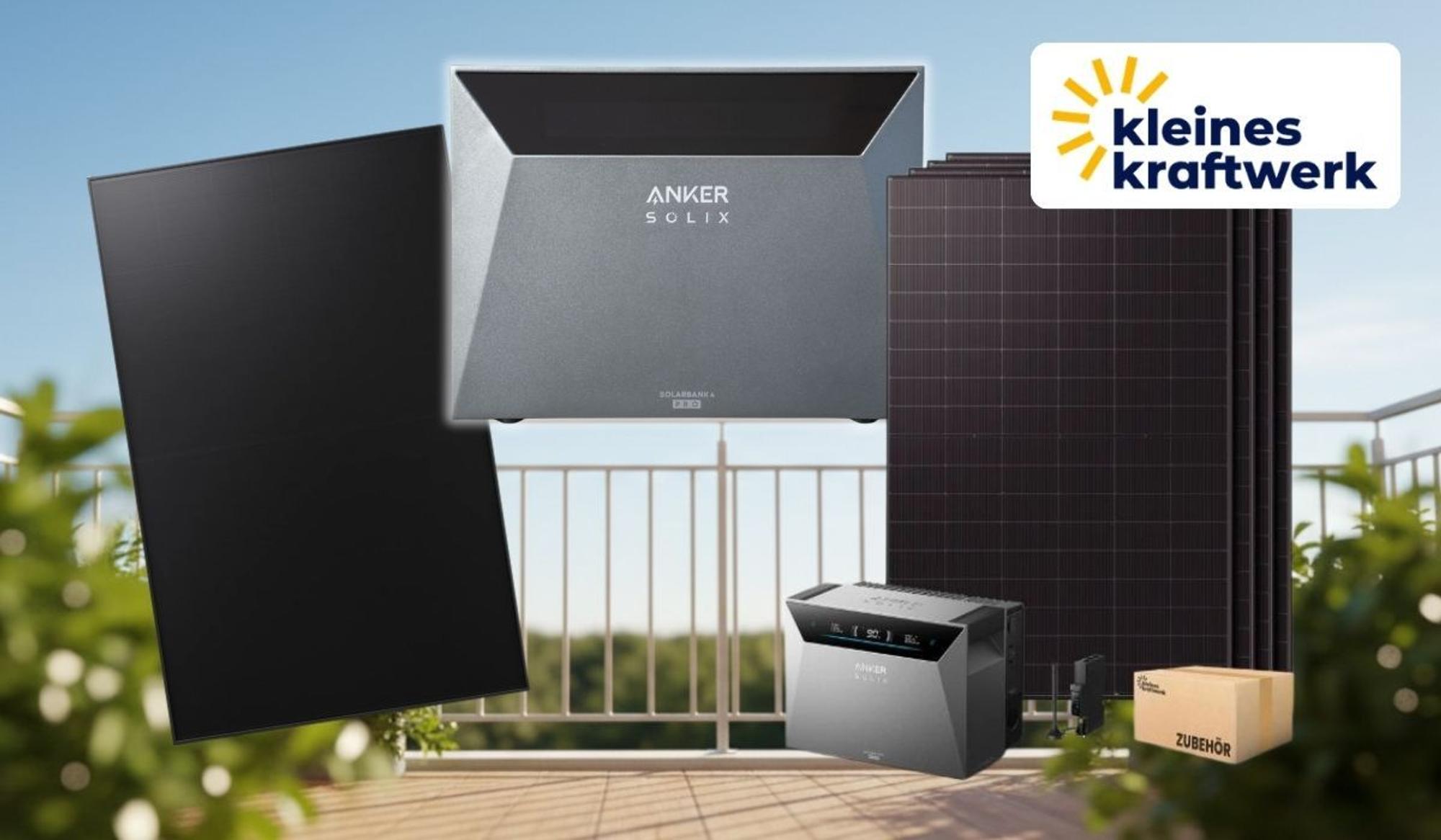 Kleines Kraftwerk Balkonkraftwerk-Set mit Anker SOLIX Solarbank 4 Pro Speicher und Solarmodulen vor einem Gitterbalkon mit grünen Pflanzen und blauem Himmel.
