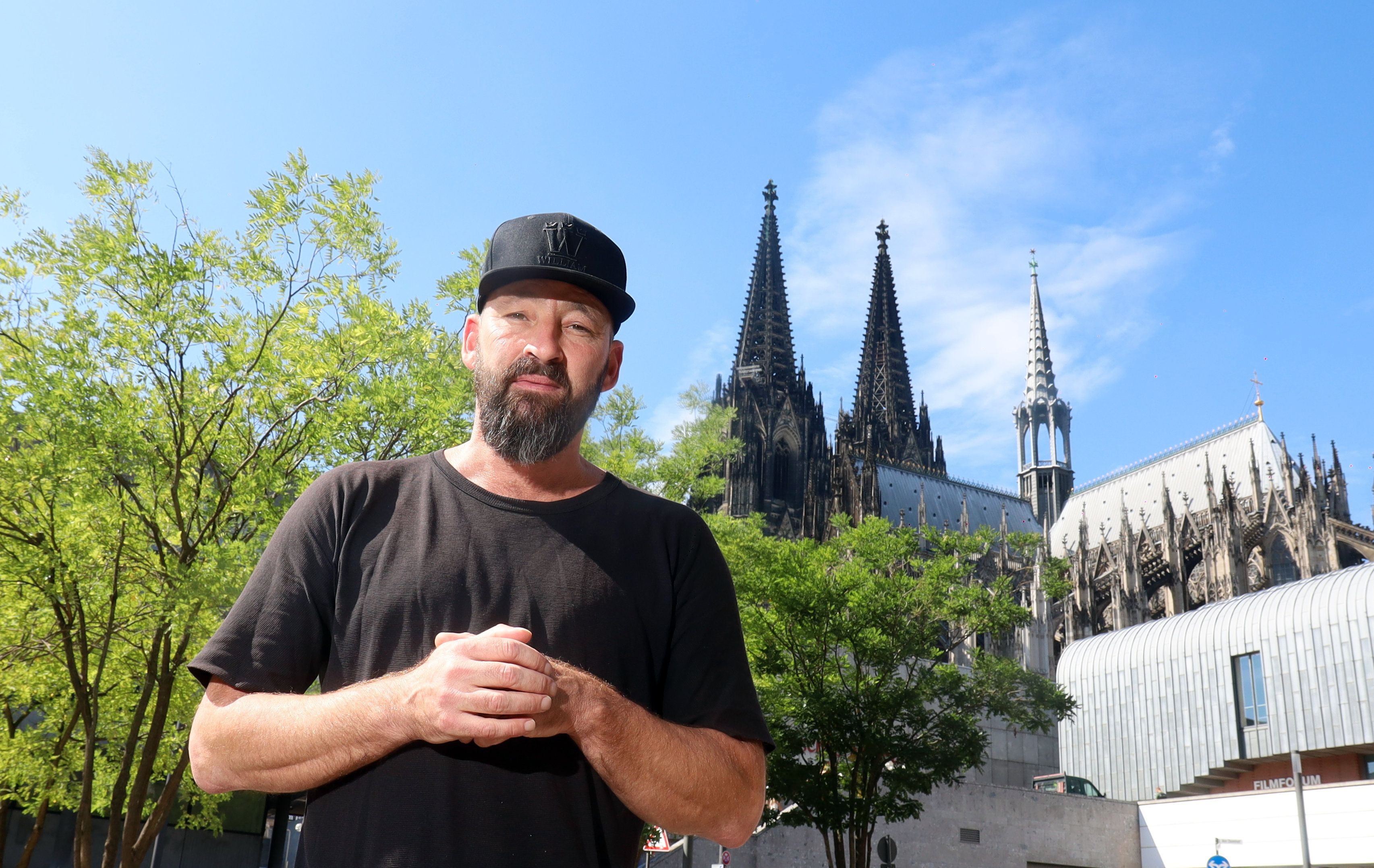 Interview mit dem Sänger Gentleman vor dem Kölner Dom.