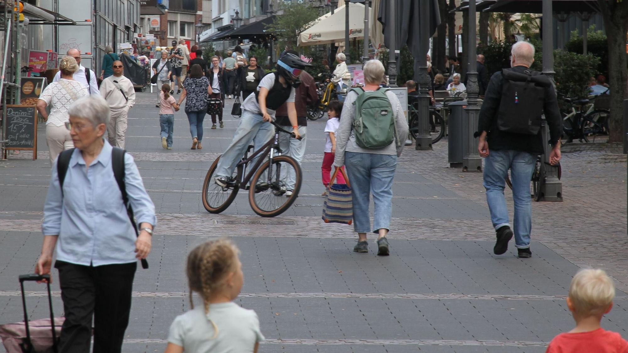 Radfahren in Siegburg: Die Fußgängerzone soll nur noch zeitweise für Rad- und E-Rollerfahrer freigegeben werden