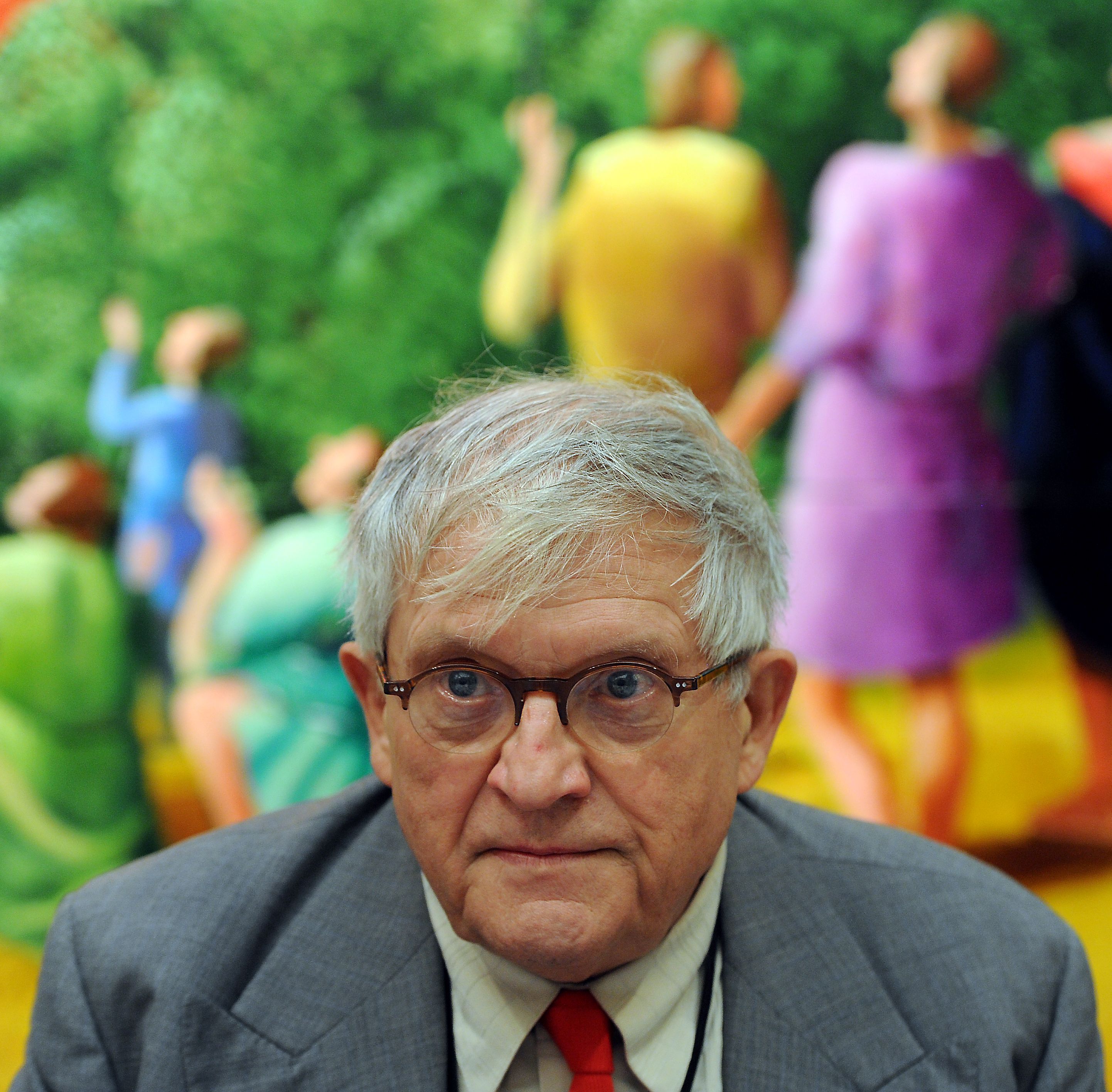 David Hockney schaut in die Kamera.