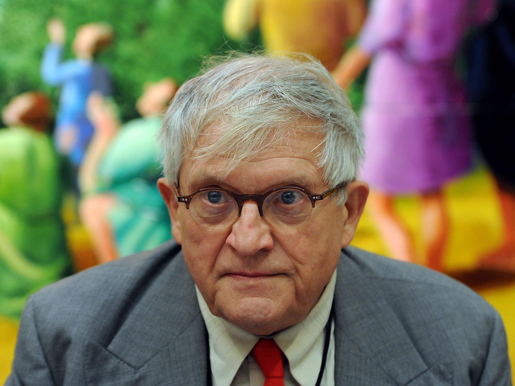 David Hockney schaut in die Kamera.
