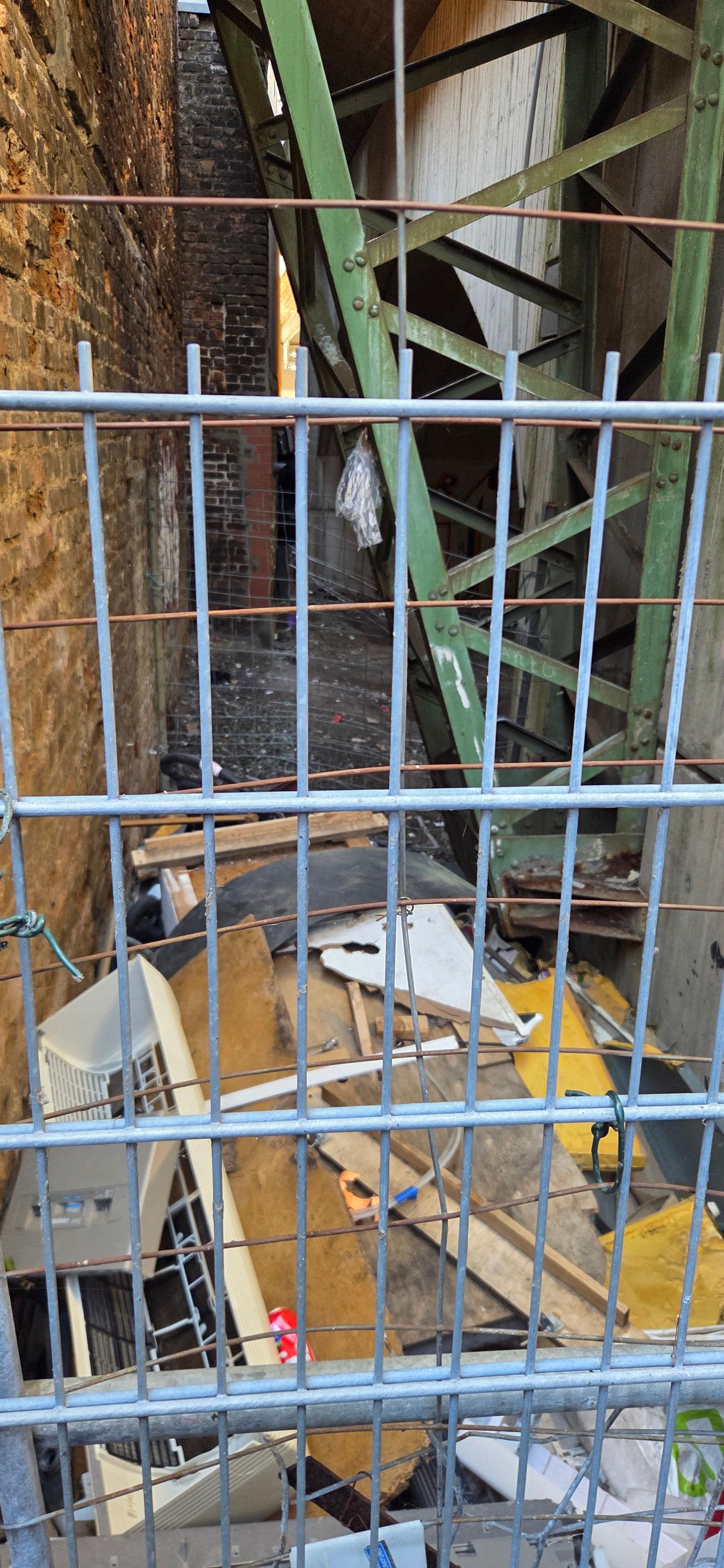 Müll stapelt sich in einem der Bahnbögen am Eigelstein.