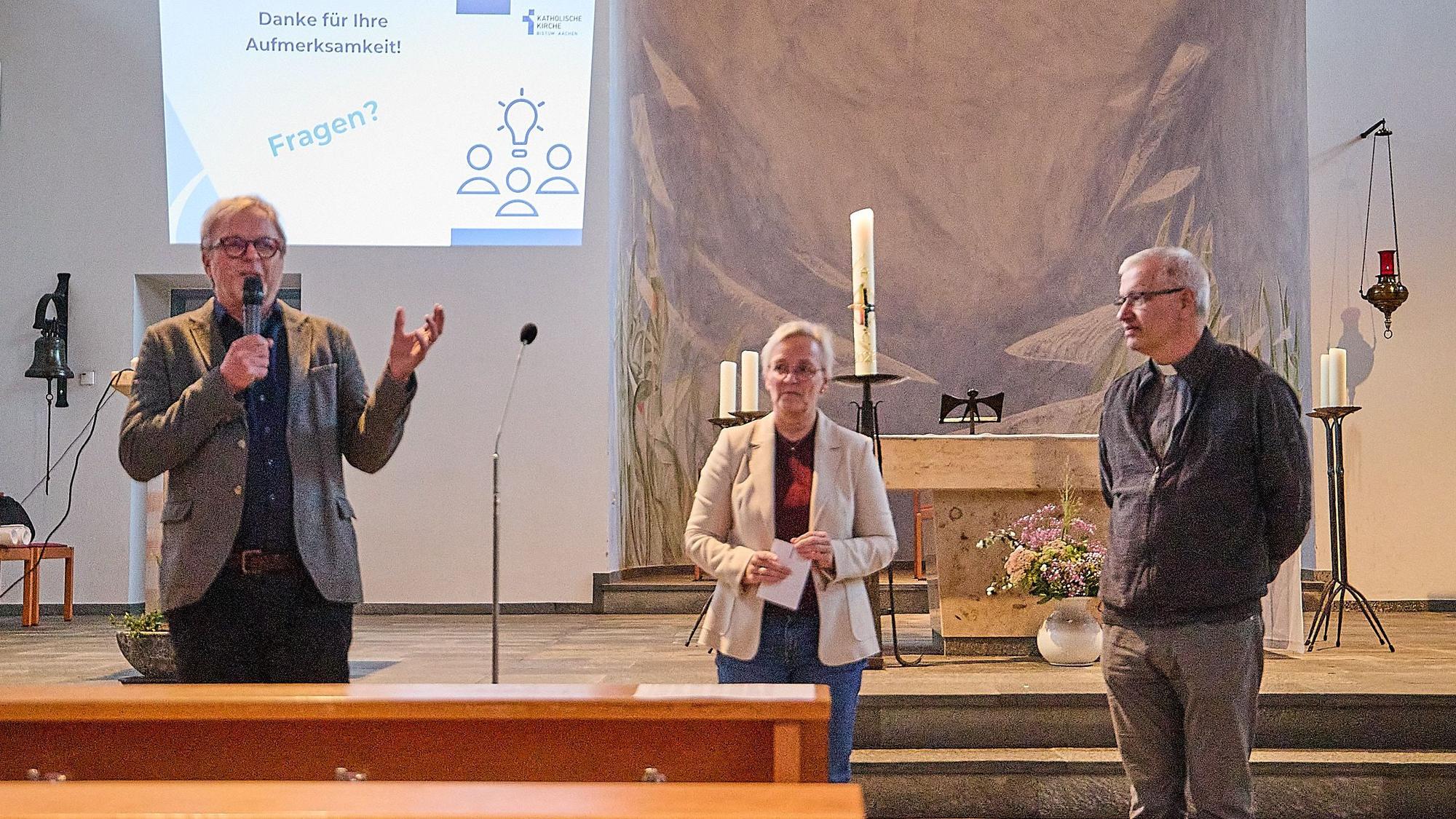 Die drei Vertreter des Bistums diskutieren mit den Glübigen in der Hellenthaler Kirche.