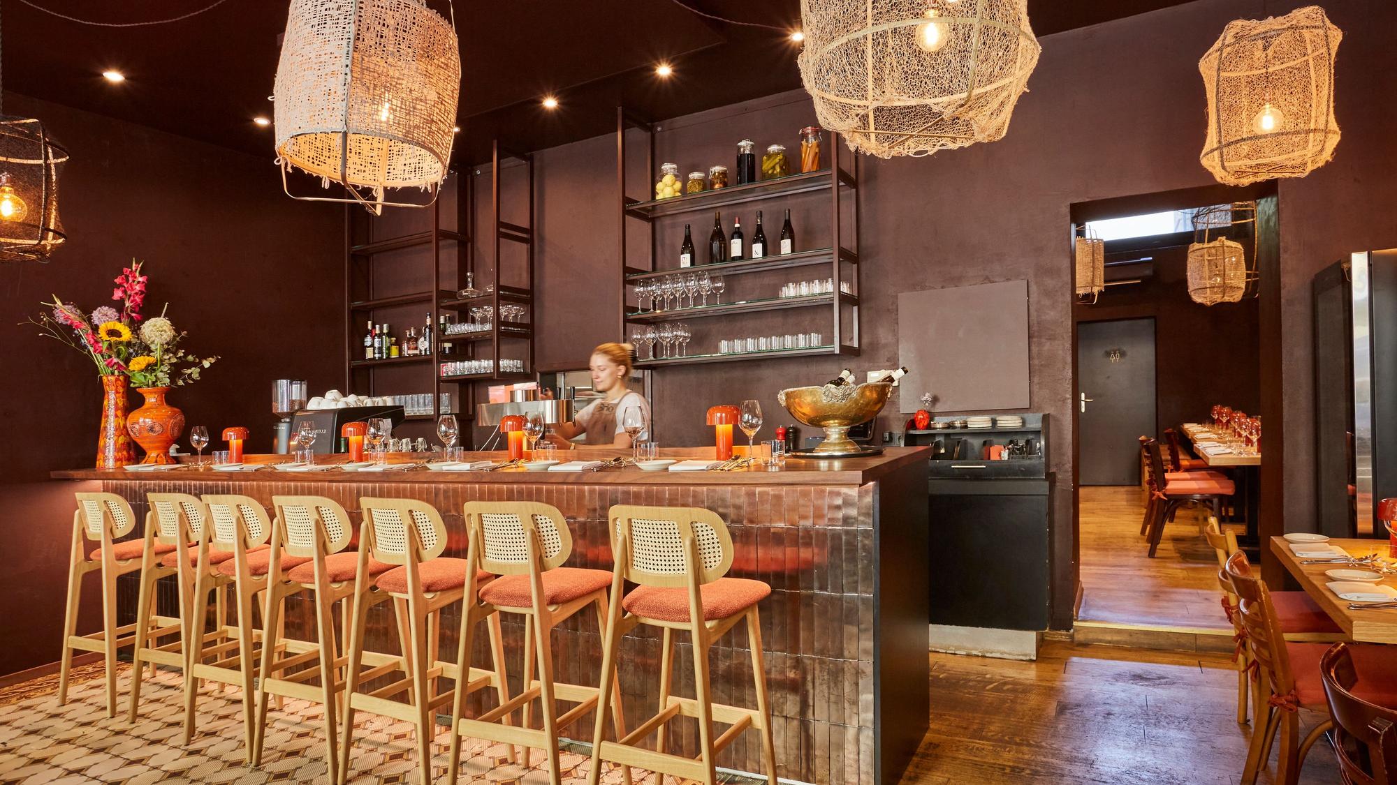 Die Farben Braun und Orange prägen die Bar Brio.