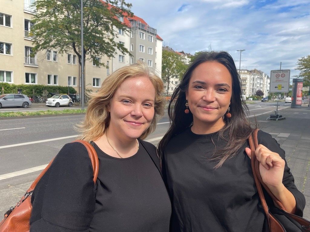 Die Freundinnen Helen Mey und Janet Kinnert in der Nähe des Reichensperger Platzes.