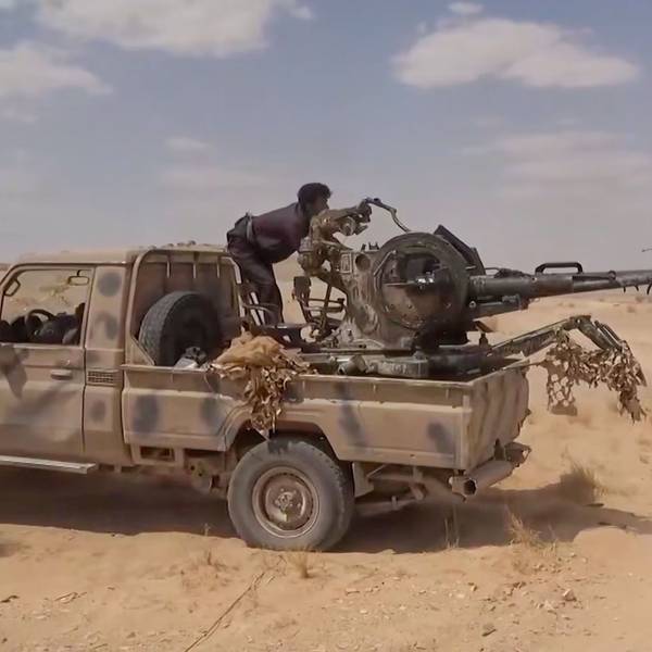 Dieses Foto aus einem undatierten Video, das am 09.09.2026 vom Medienbüro von Ansar Allah, dem Medienarm der jemenitischen Huthi-Rebellen, veröffentlicht wurde zeigt einen Huthi-Kämpfer, der eine auf einem Lastwagen montierte Flugabwehrkanone abfeuert. Nach Angaben der Gruppe handelte es sich dabei um einen Angriff auf von Saudi-Arabien unterstützte Streitkräfte in der östlichen Provinz Jawf.
