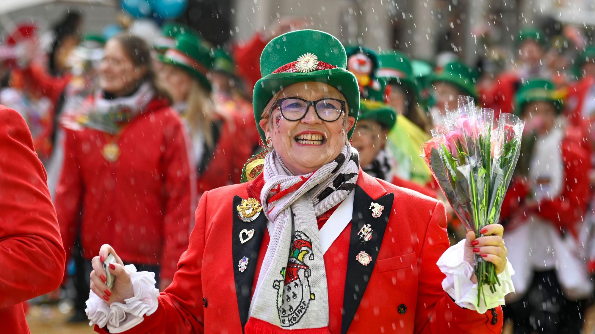 Der Regen stört die Jecken nicht. Der Rosenmontagszug zieht durch die Severinstraße.