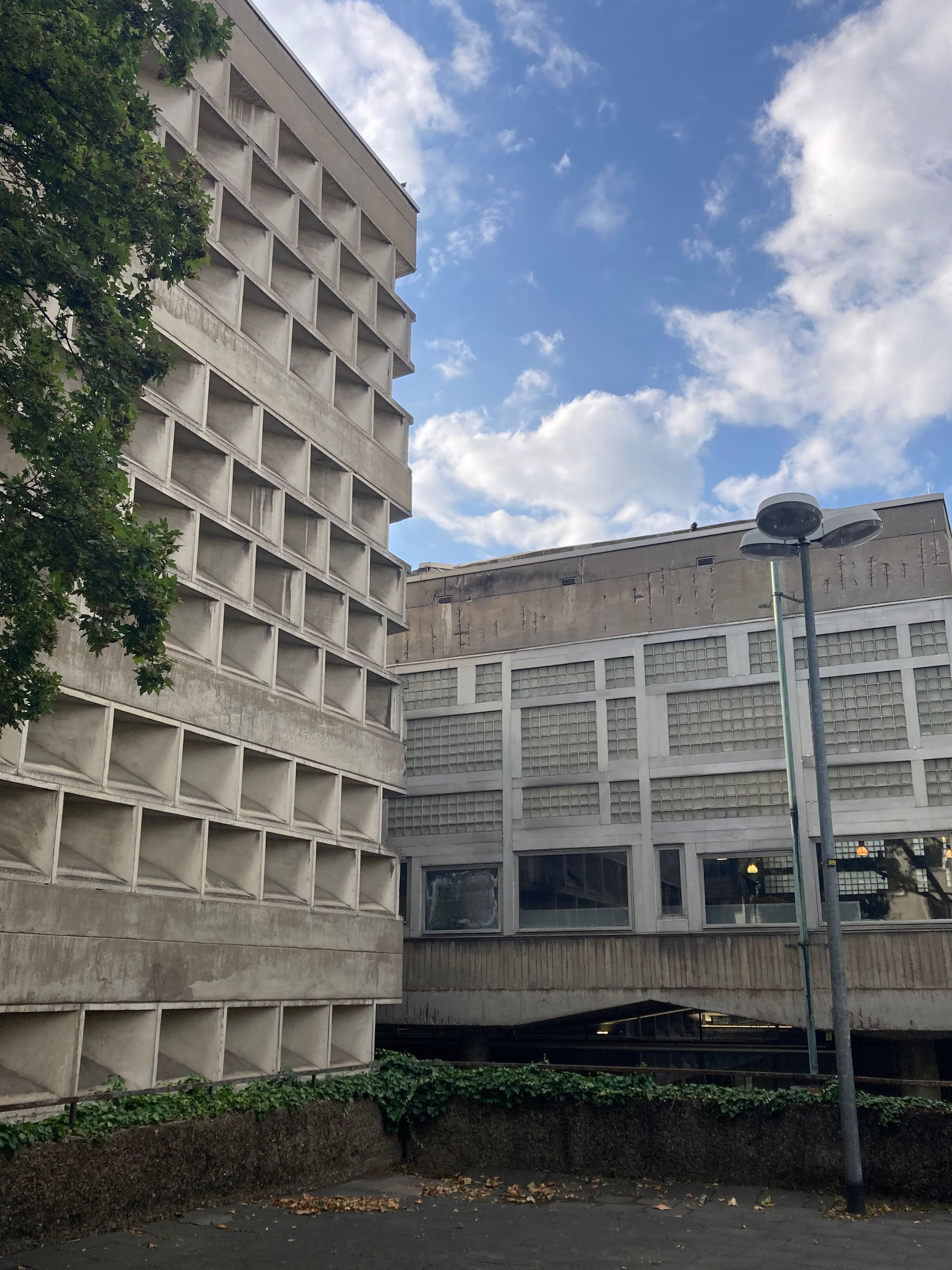 Von 1964 bis 1968 entstand der brutalistische Bau der Kölner Universitäts- und Stadtbibliothek vom Stuttgarter Architekten Rolf Gutbrod. Heute befinden sich rund 4,6 Millionen Medien im Gesamtbestand, davon über 705.000 Bücher und Zeitschriften.