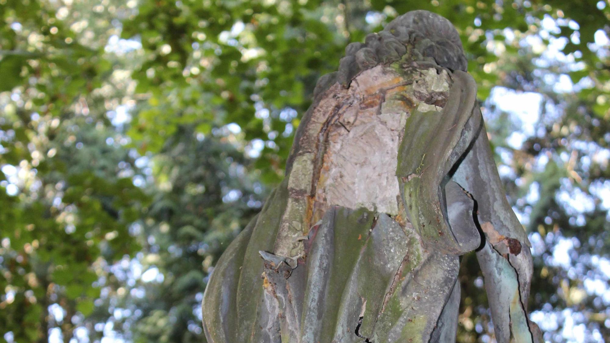 Beschädigte Engelsfigur auf dem Melaten-Friedhof - ein Fall für eine Grabpatenschaft.