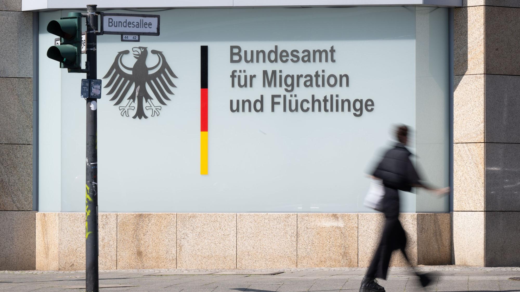Ein Mann geht vor dem Bundesamt für Migration und Flüchtlinge vorbei.