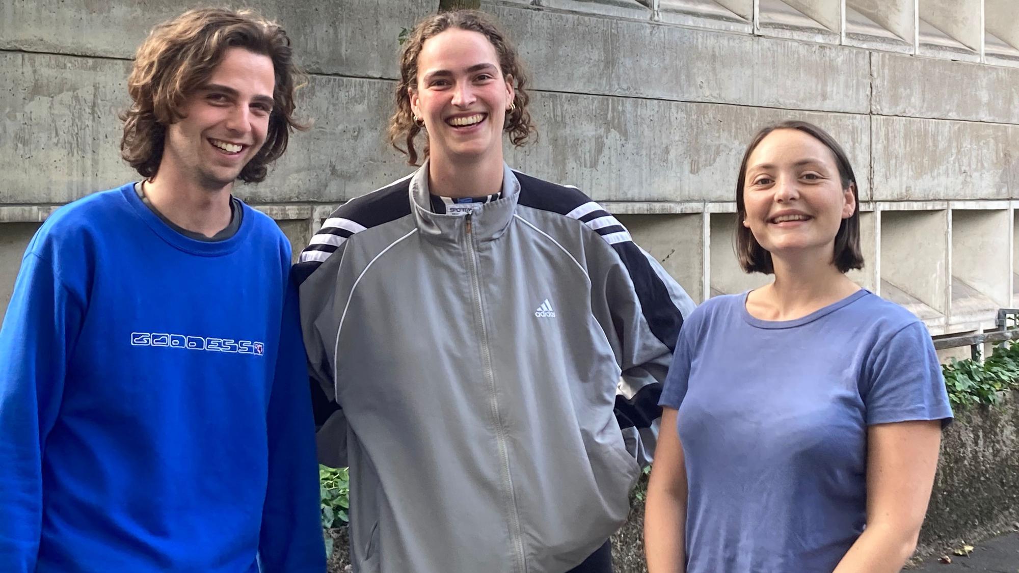 Die Medizinstudierenden David Tasci, Sarah Potrafki, und Jurastudentin Lily Kühne stehen vor der Universitäts- und Stadtbibliothek Köln an der Kerpener Straße.