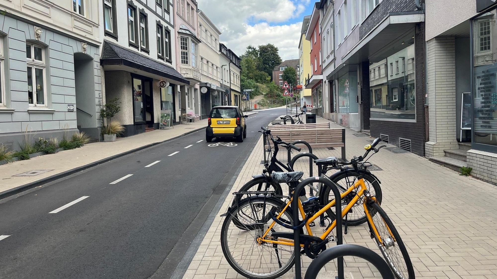 Die Straße mit ihren Markierungen für Radfahrer.