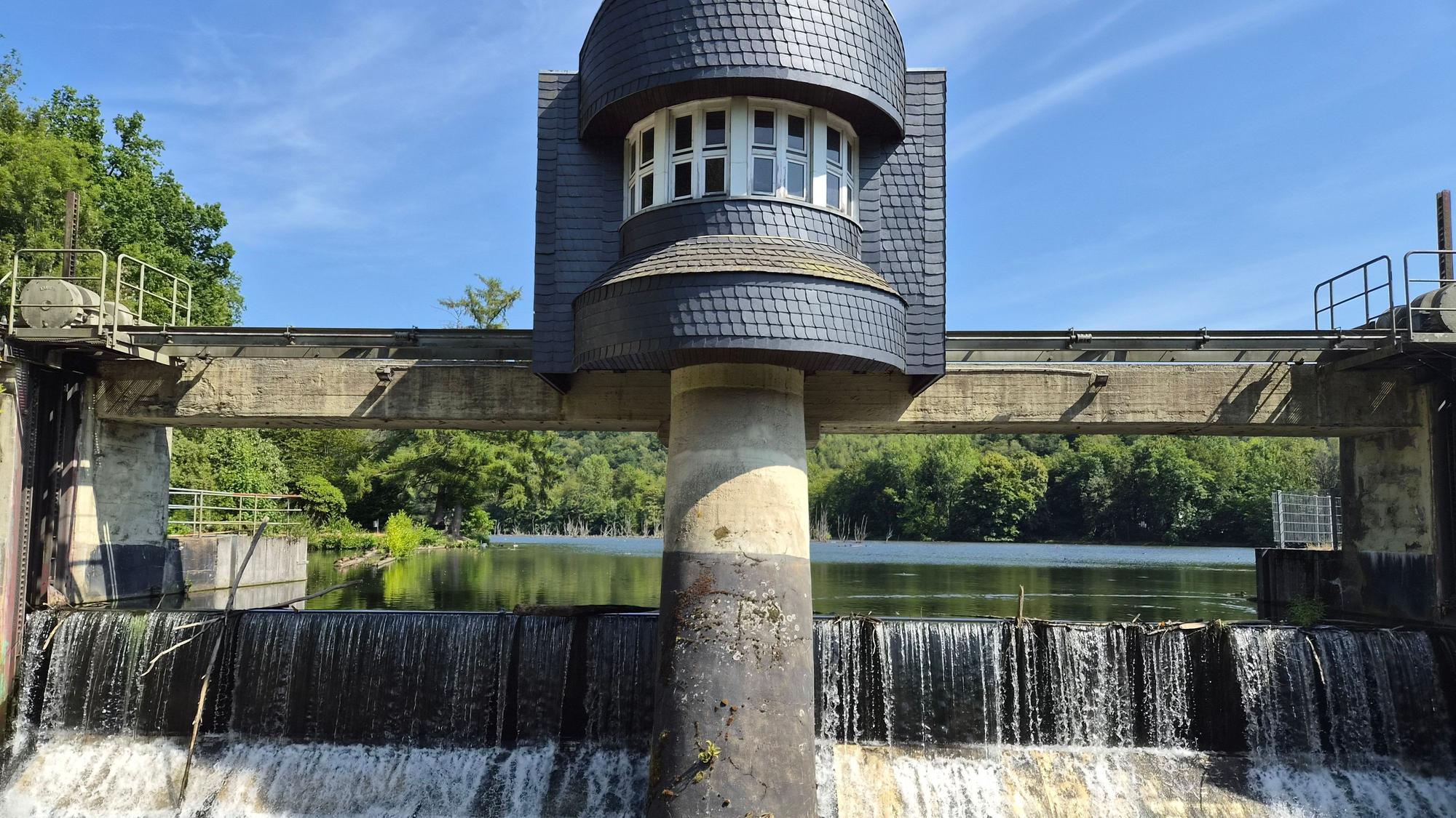 Ein Stauwehr.