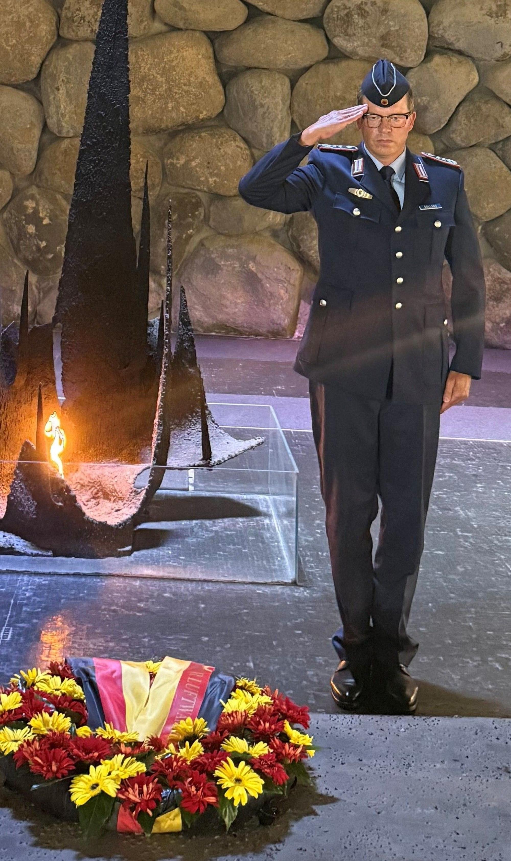 Der Landtagsabgeordnete aus Brühl salutiert in der Holocaust-Gedenkstätte Yad Vashem.