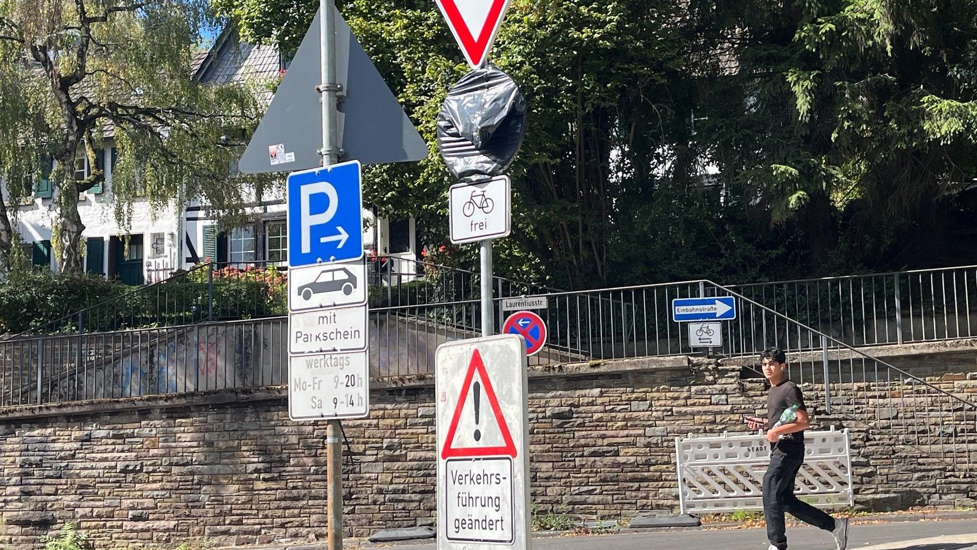 Mehrere Verkehrsschilder sind zu sehen.