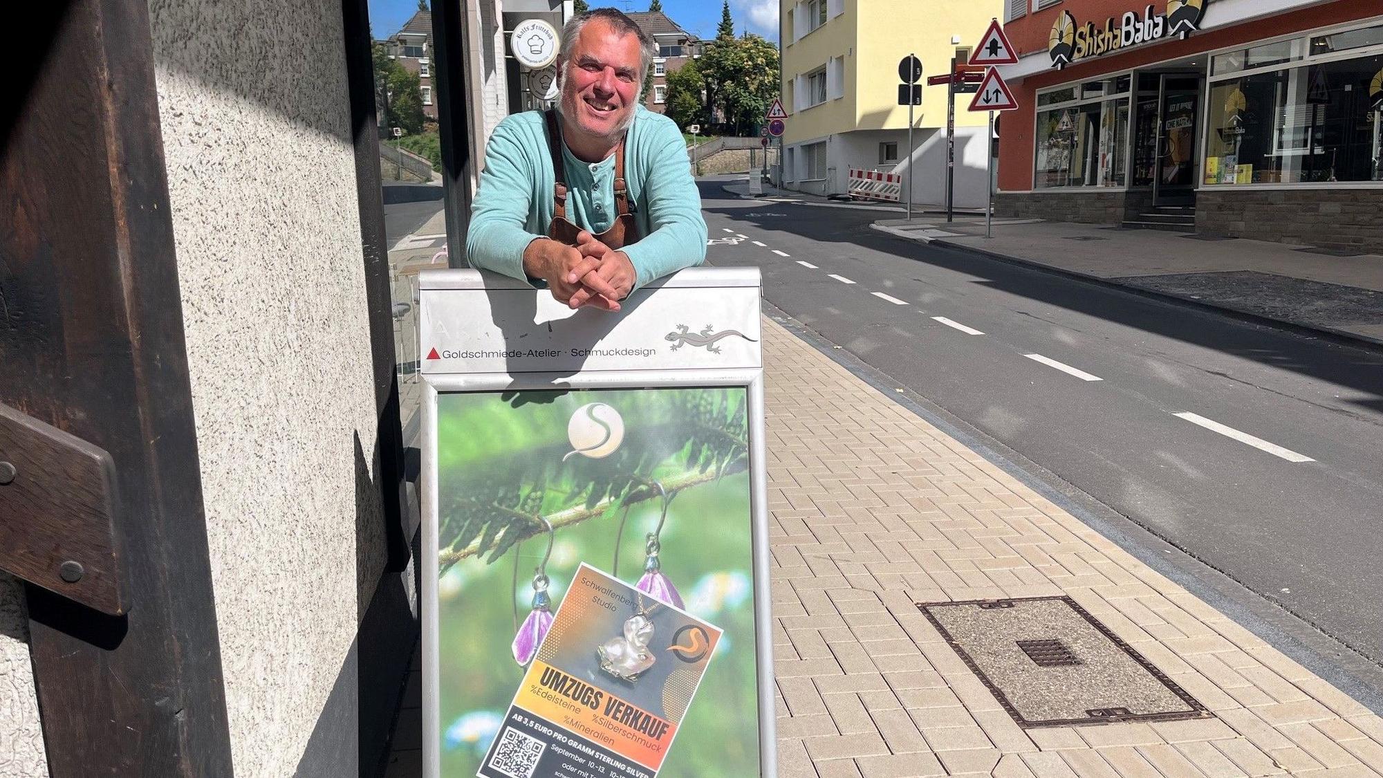 Der Gogschmied steht vor seinem Laden.
