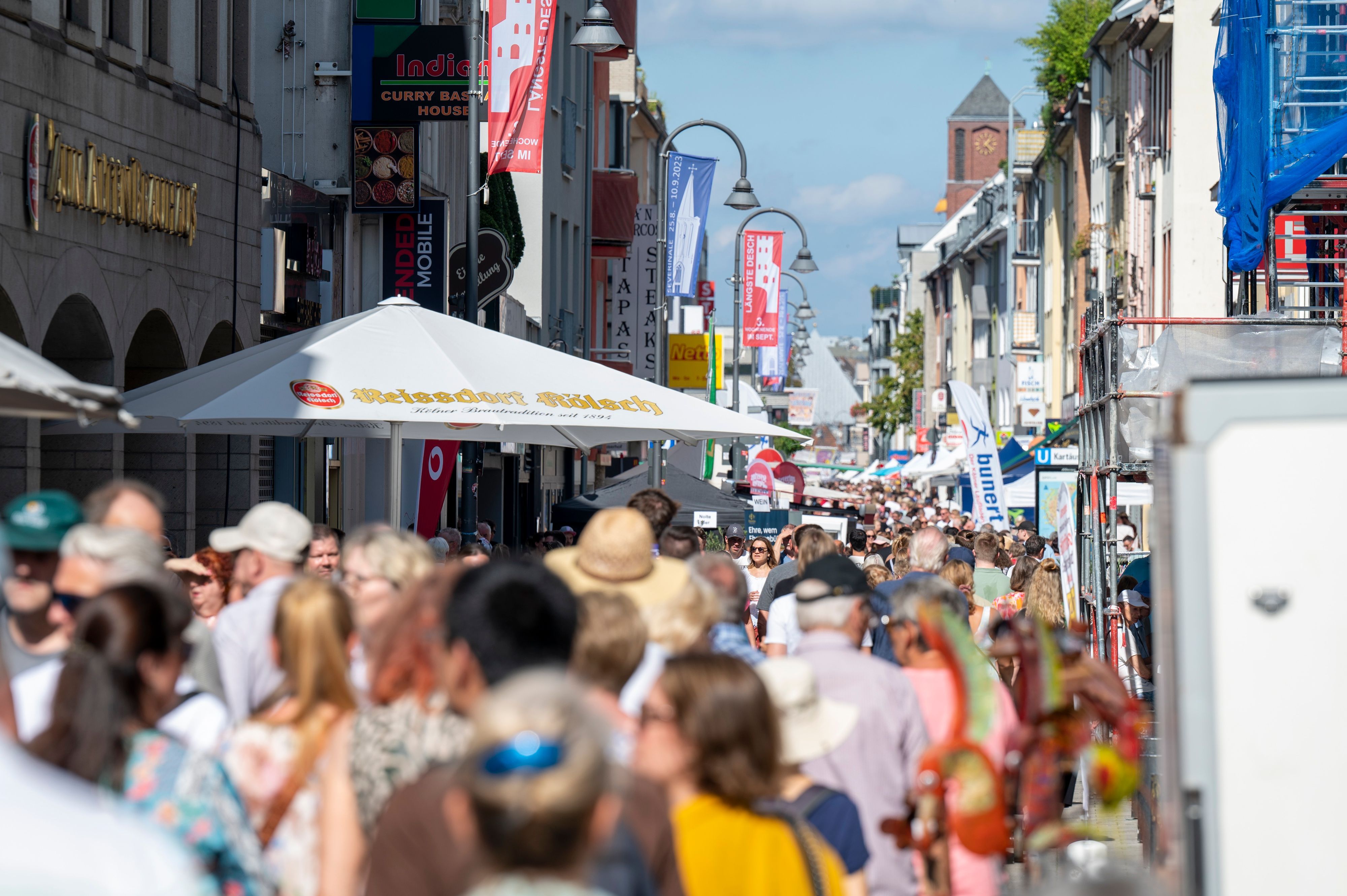 In der Südstadt findet das Straßenfest „Dä längste Desch vun Kölle“ statt.