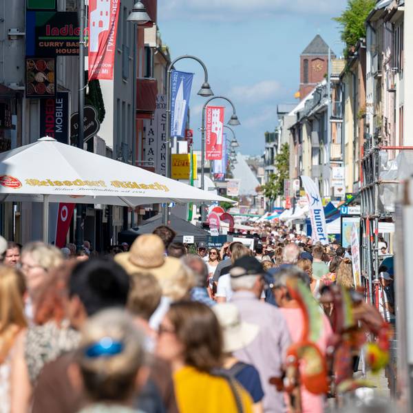 In der Südstadt findet das Straßenfest „Dä längste Desch vun Kölle“ statt.