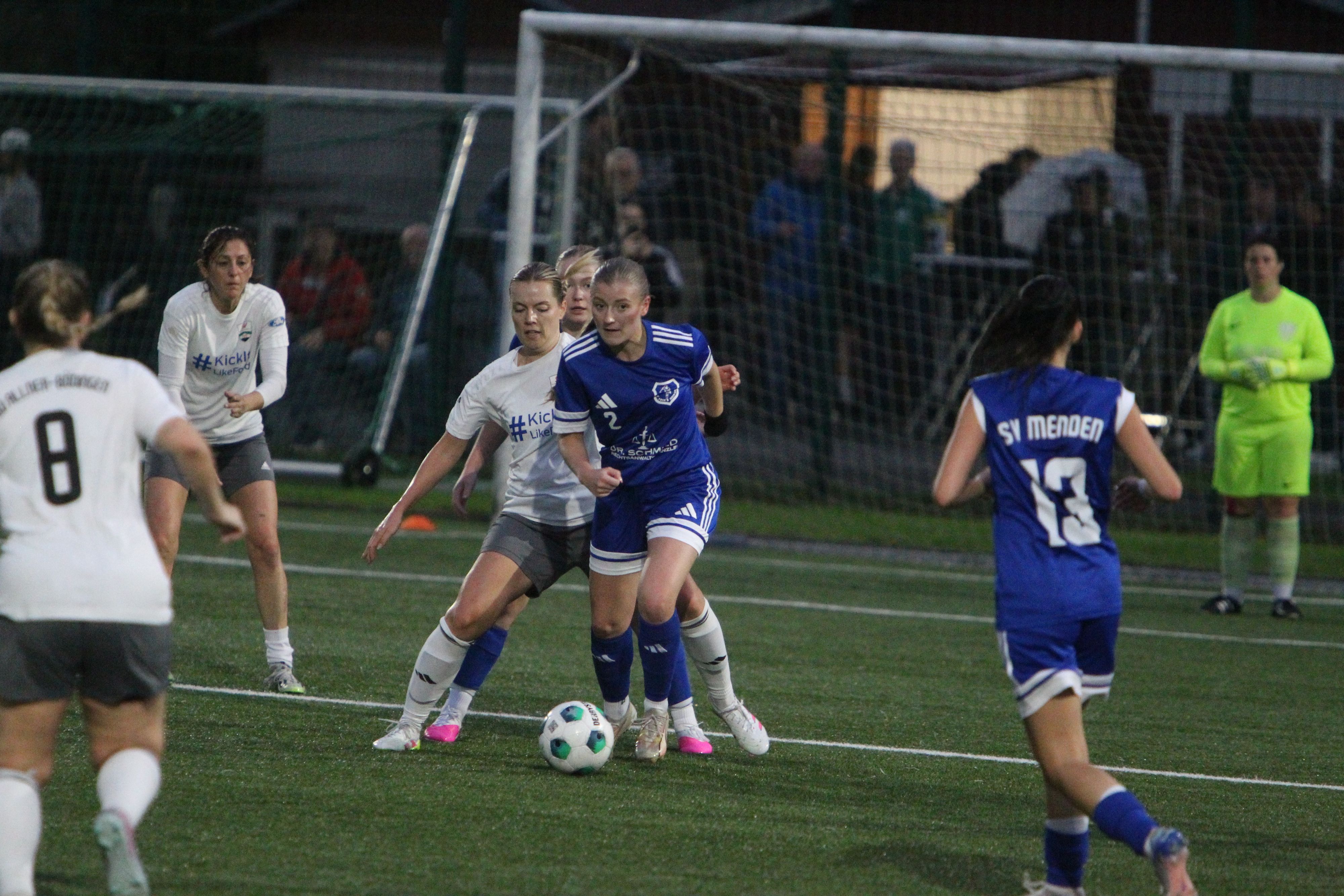 Nele Lindlar (am Ball) und der SV Menden gewannen den Saisonauftakt beim SV Allner-Bödingen.