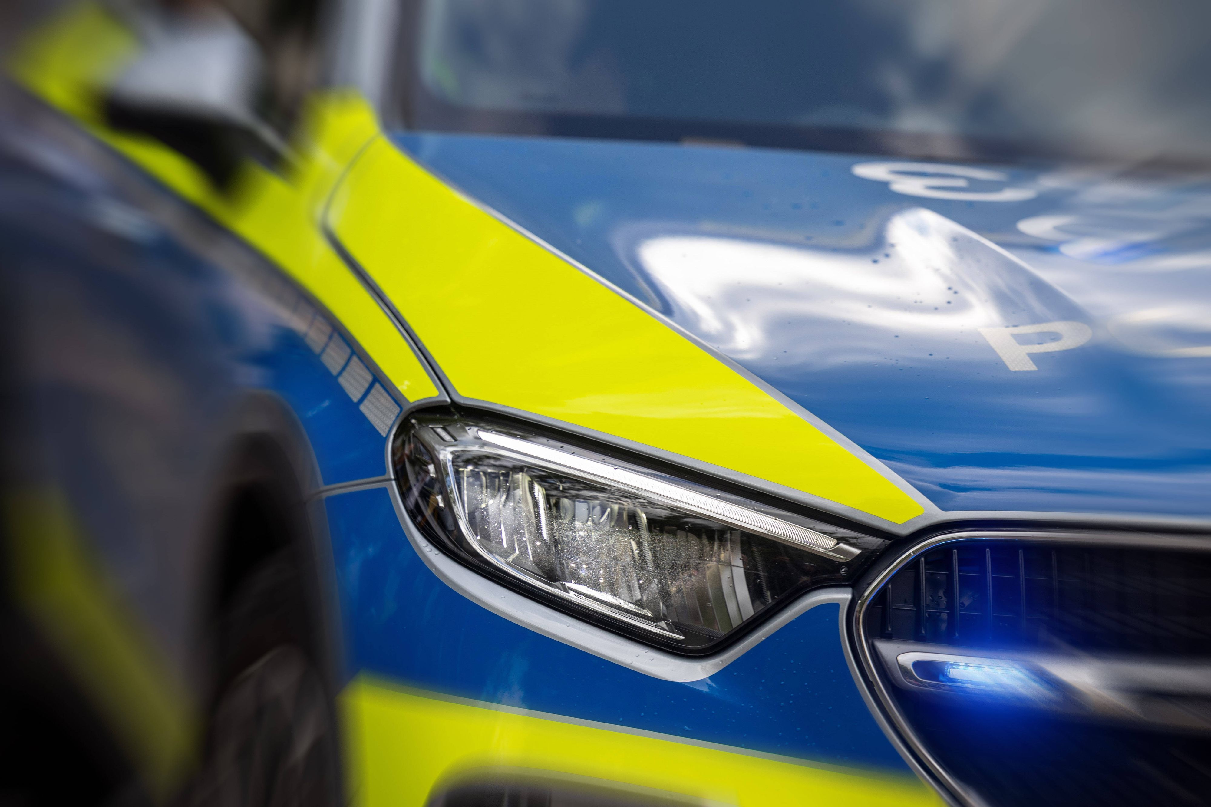 Einsatzwagen der Polizei mit Blaulicht.